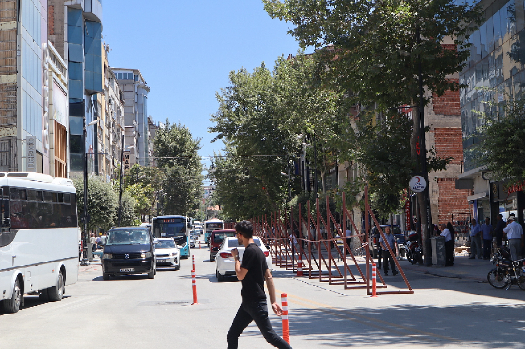 Malatya Kışla Caddesi'nde Yaşananlar: Yıkım Başladı, Esnaf Direniyor!