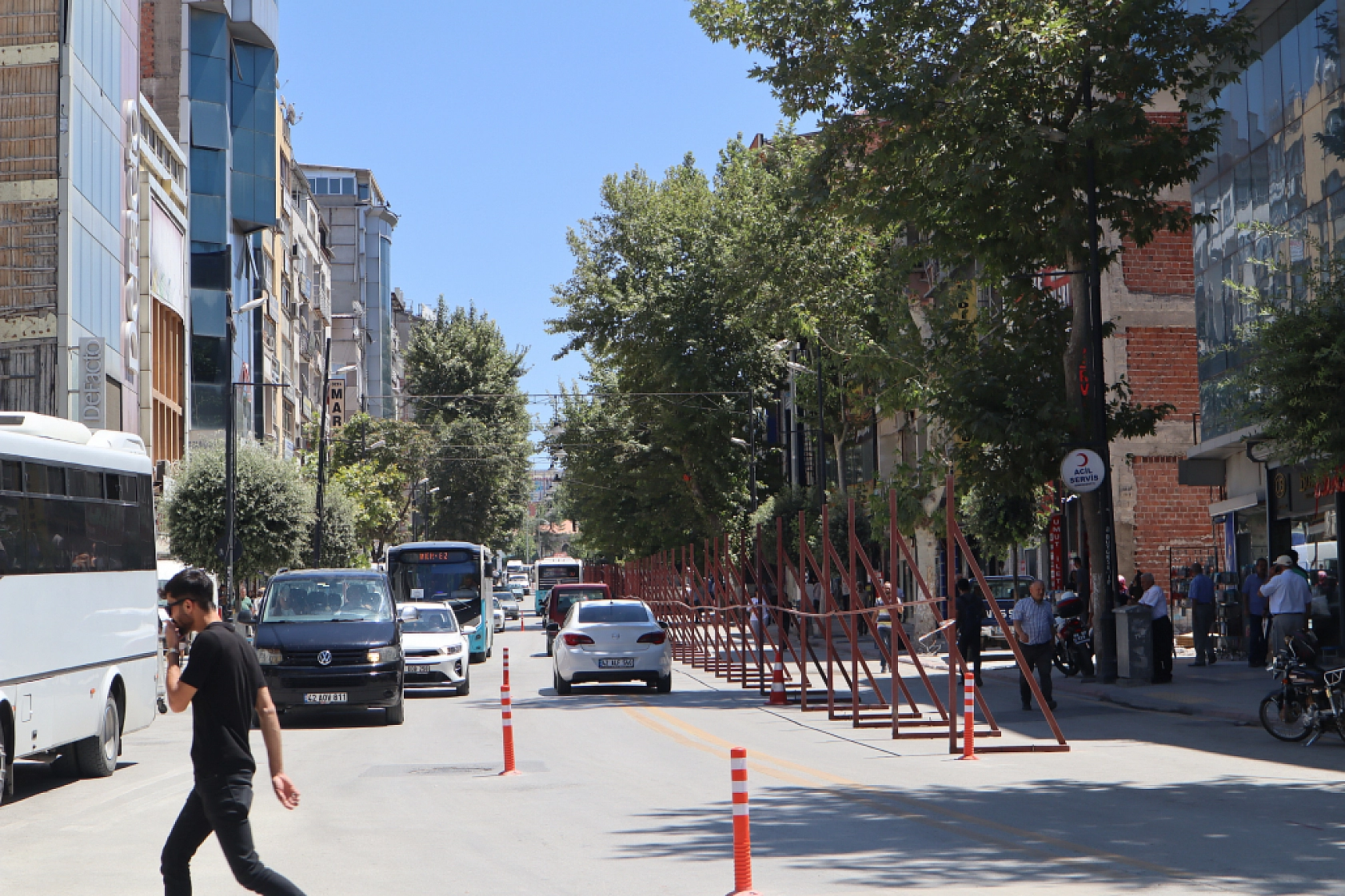 Malatya Kışla Caddesi'nde Yaşananlar: Yıkım Başladı, Esnaf Direniyor!