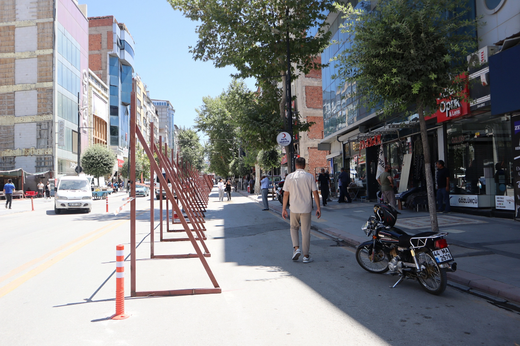 Malatya Kışla Caddesi'nde Yaşananlar: Yıkım Başladı, Esnaf Direniyor!