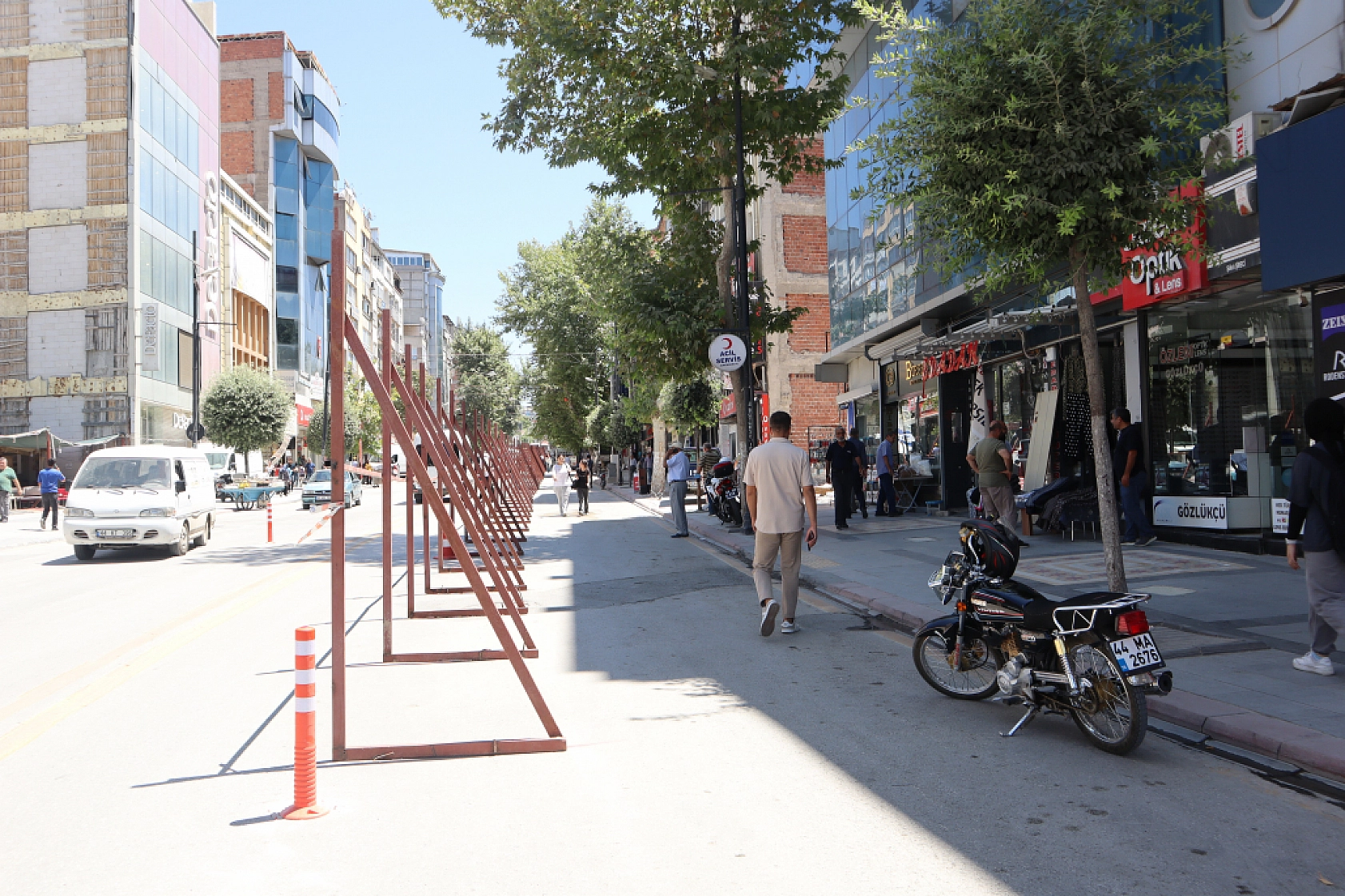 Malatya Kışla Caddesi'nde Yaşananlar: Yıkım Başladı, Esnaf Direniyor!