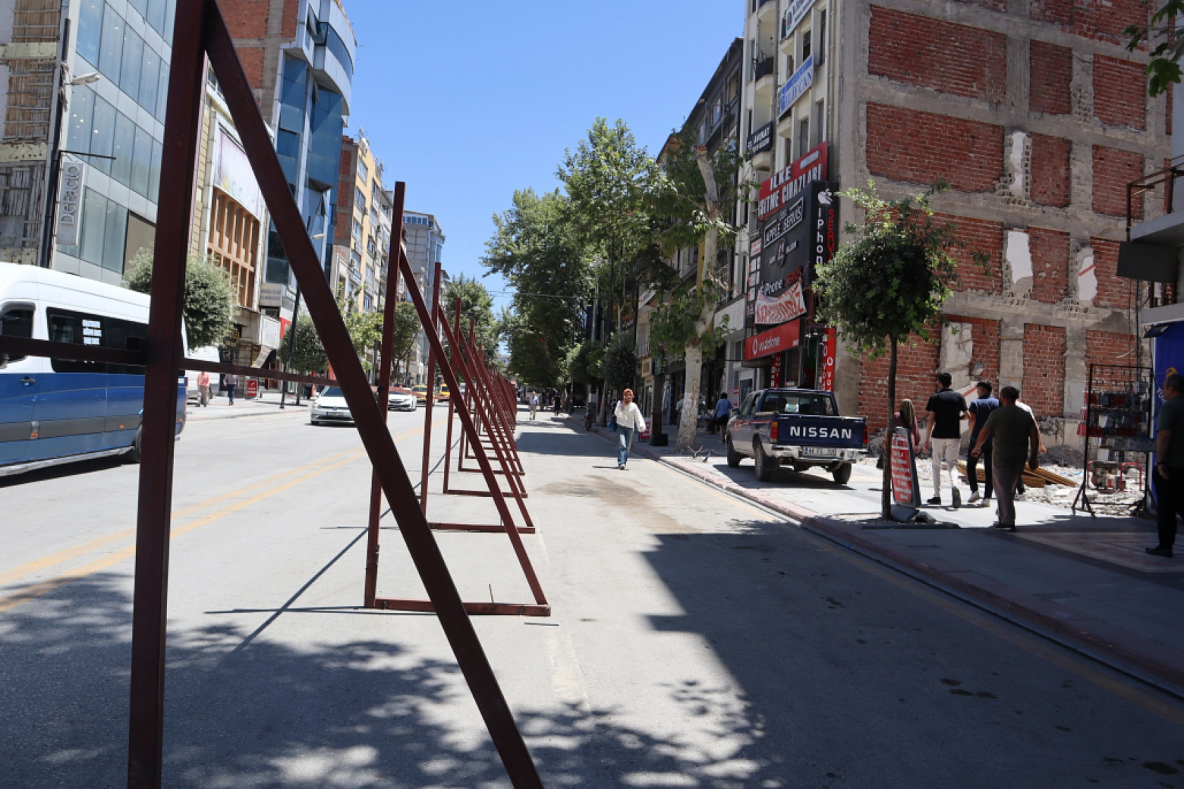 Malatya Kışla Caddesi'nde Yaşananlar: Yıkım Başladı, Esnaf Direniyor!