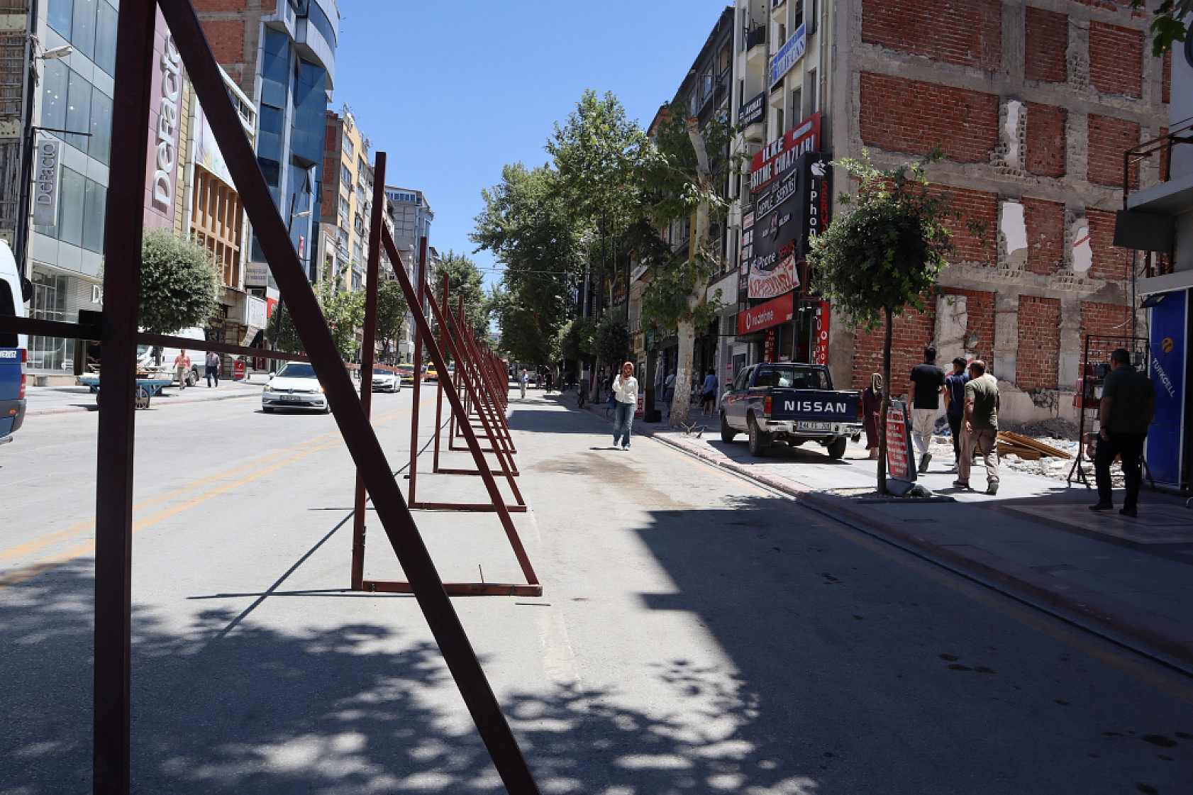 Malatya Kışla Caddesi'nde Yaşananlar: Yıkım Başladı, Esnaf Direniyor!
