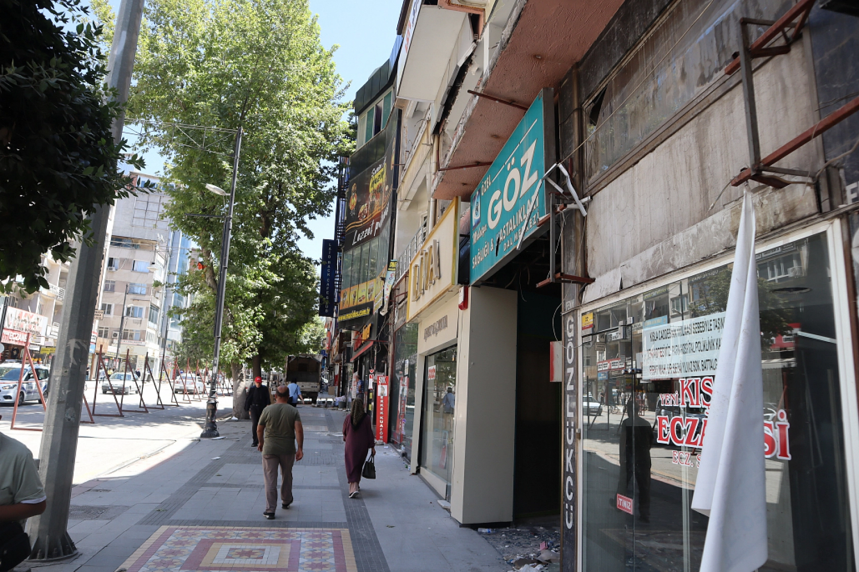 Malatya Kışla Caddesi'nde Yaşananlar: Yıkım Başladı, Esnaf Direniyor!