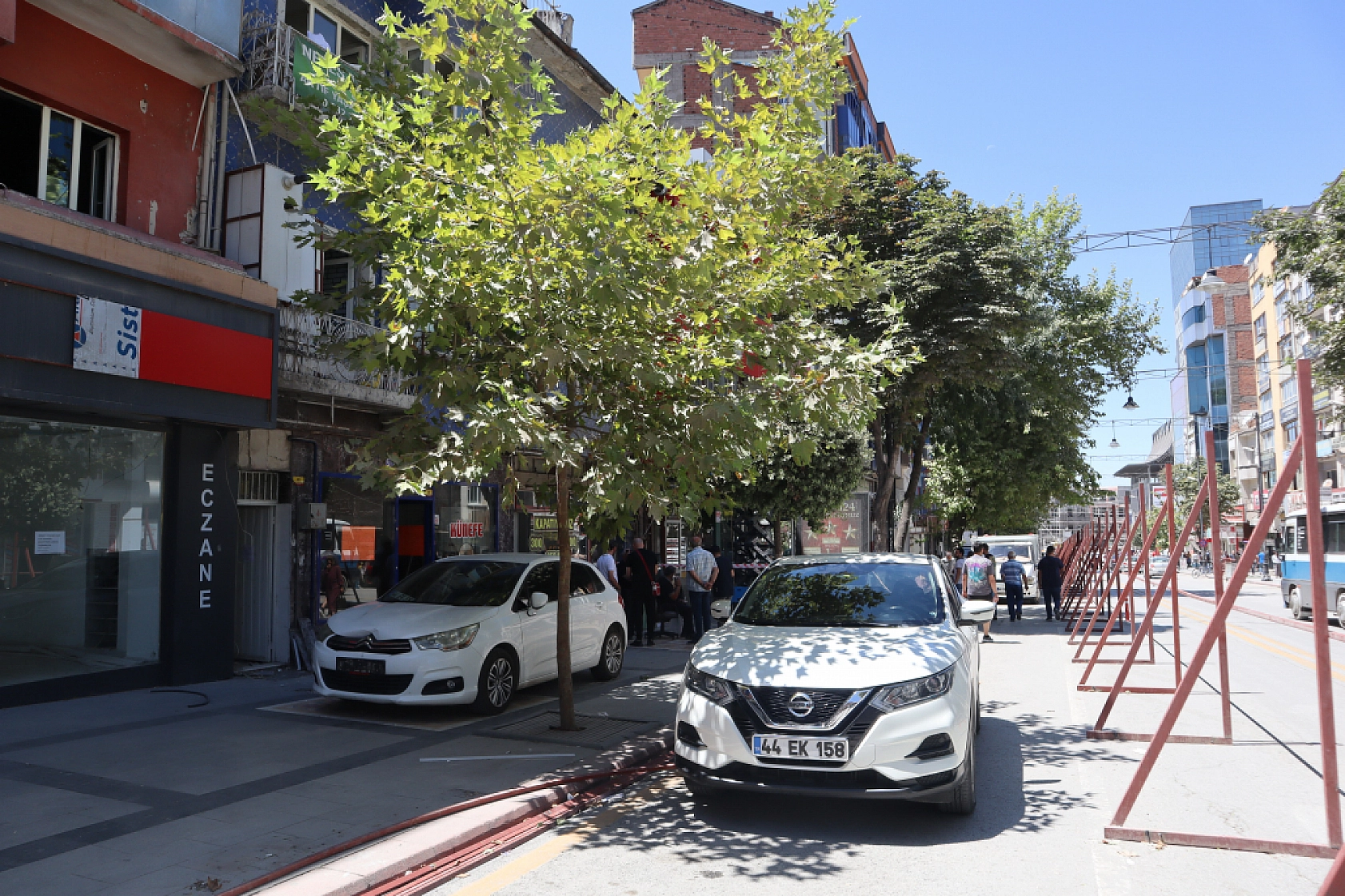 Malatya Kışla Caddesi'nde Yaşananlar: Yıkım Başladı, Esnaf Direniyor!