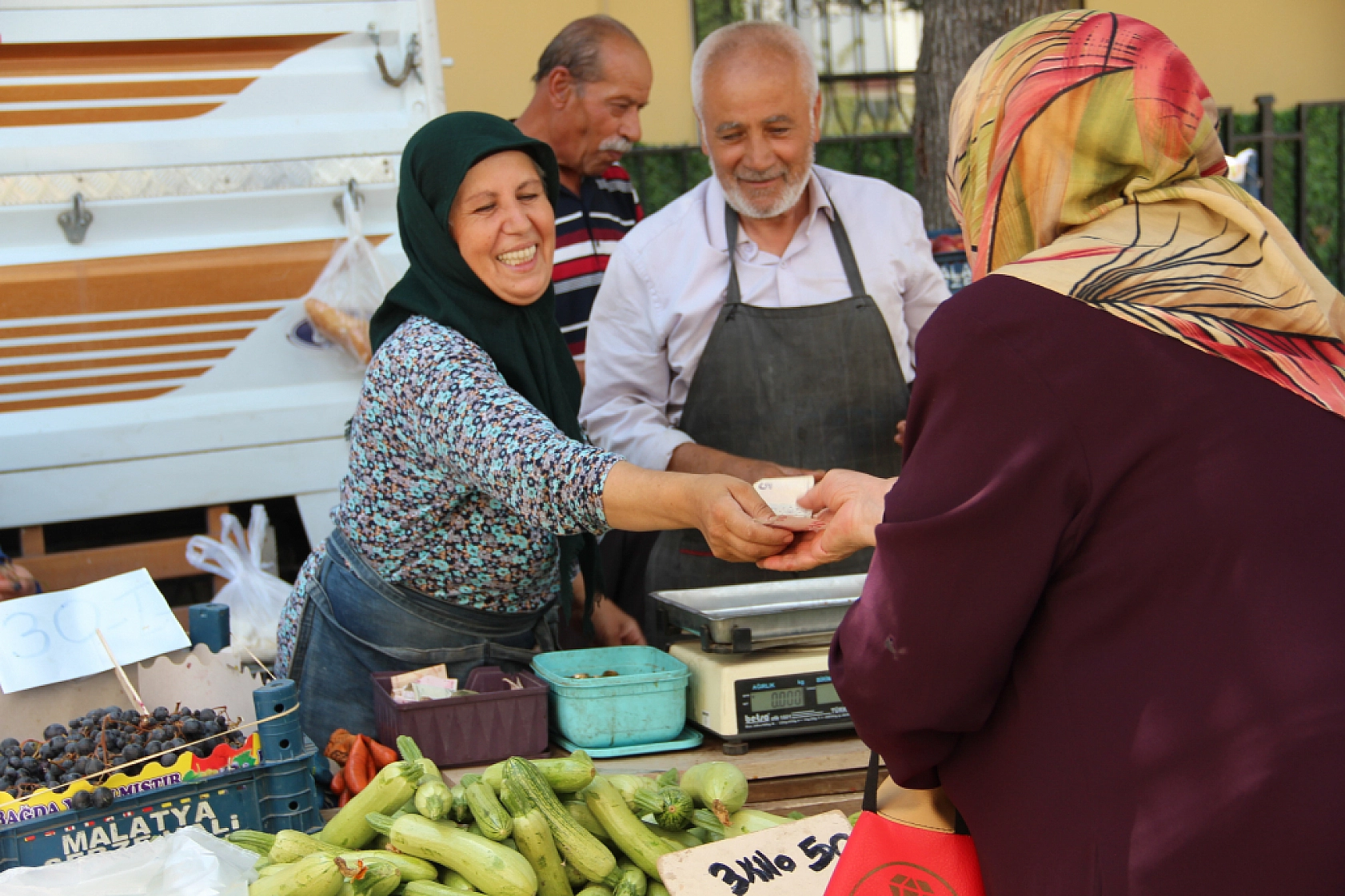 Cebini Düşünen Malatyalılar, Semt Pazarını Tercih Ediyor! İşte Güncel Perşembe Pazarı Fiyatları..