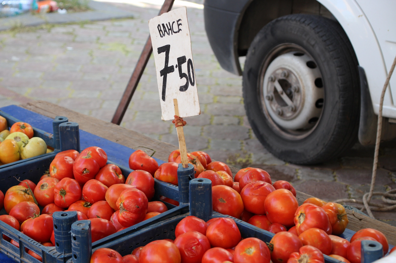 Malatya'da Pazar, Fiyatları Düşüyor mu? İşte Perşembe Pazar Fiyatları...