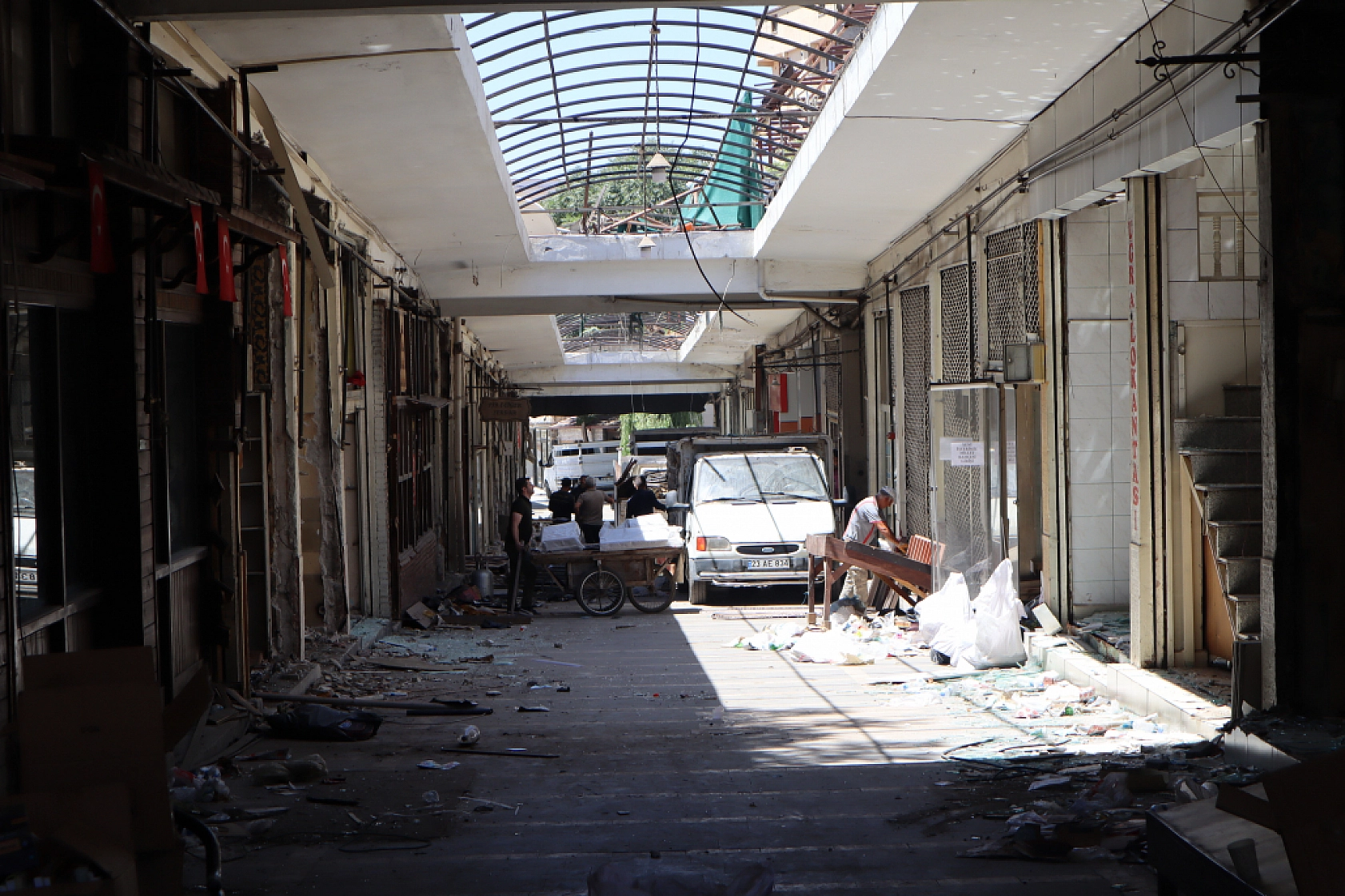 Malatya Kışla Caddesi'nde Yaşananlar: Yıkım Başladı, Esnaf Direniyor!