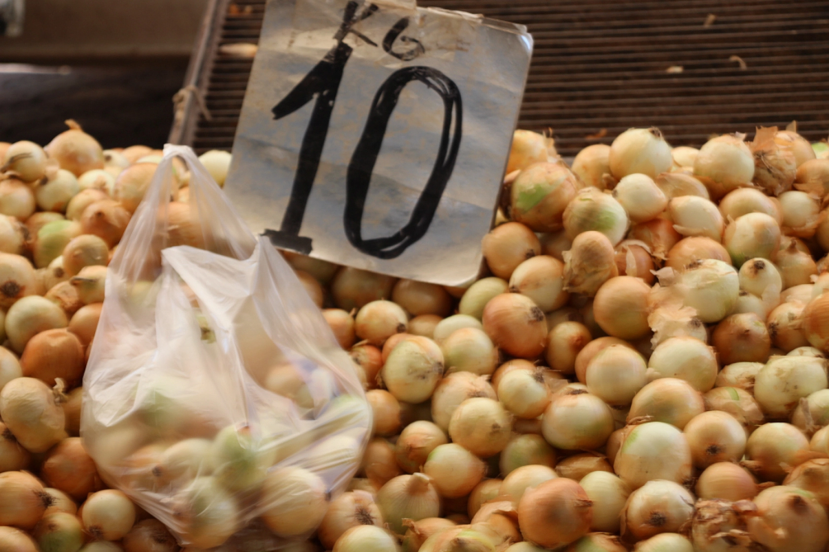 Malatya'da Pazar, Fiyatları Düşüyor mu? İşte Perşembe Pazar Fiyatları...