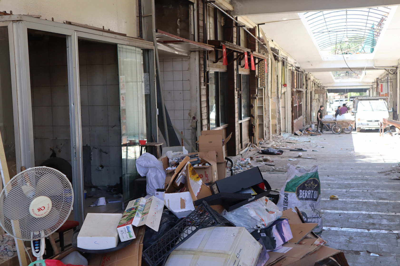 Malatya Kışla Caddesi'nde Yaşananlar: Yıkım Başladı, Esnaf Direniyor!