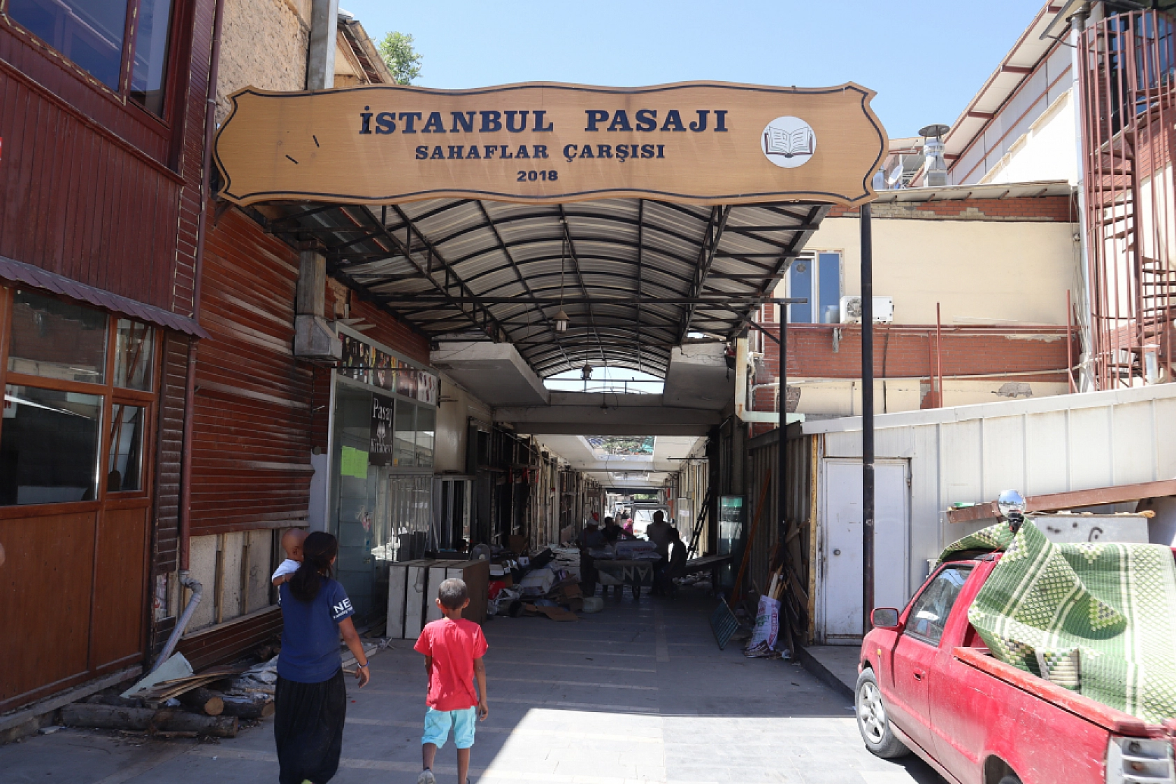 Malatya Kışla Caddesi'nde Yaşananlar: Yıkım Başladı, Esnaf Direniyor!