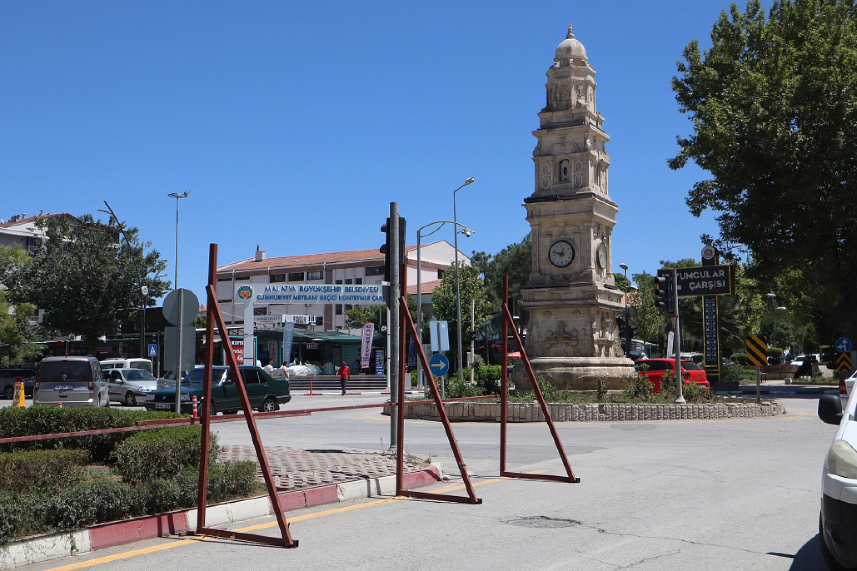 Malatya Kışla Caddesi'nde Yaşananlar: Yıkım Başladı, Esnaf Direniyor!