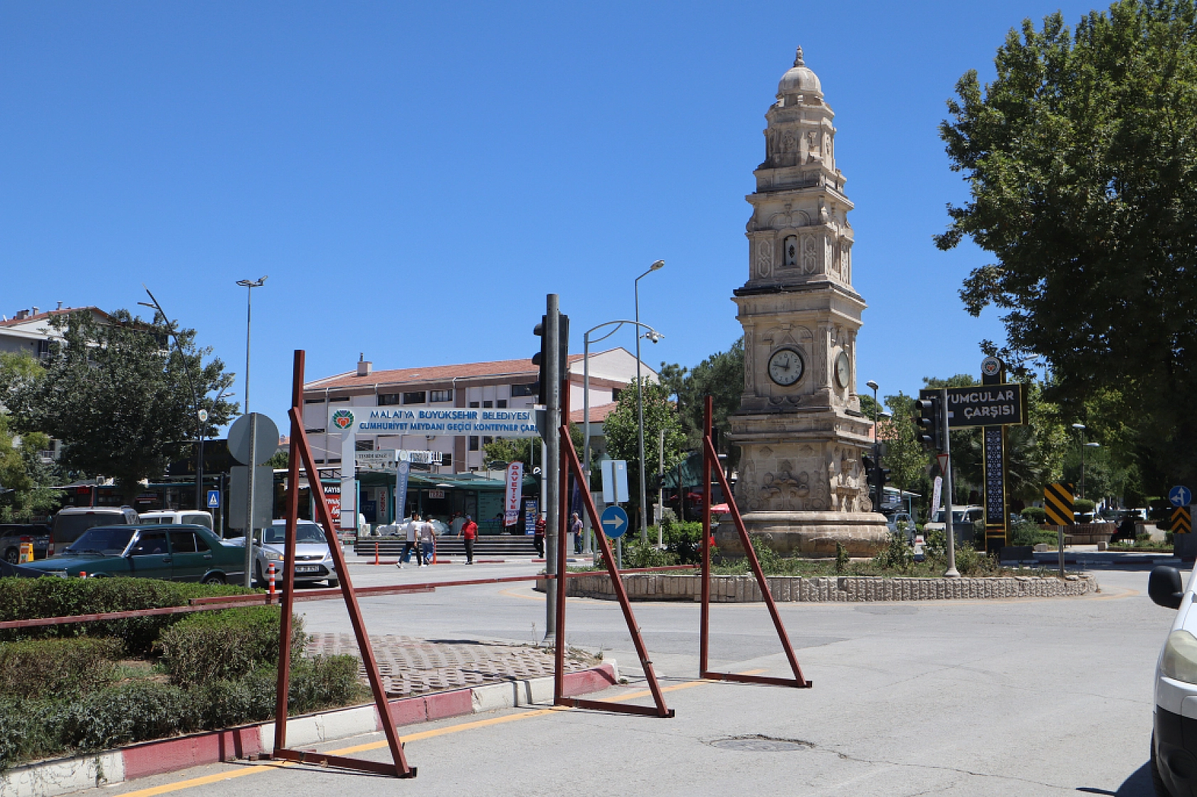 Malatya Kışla Caddesi'nde Yaşananlar: Yıkım Başladı, Esnaf Direniyor!