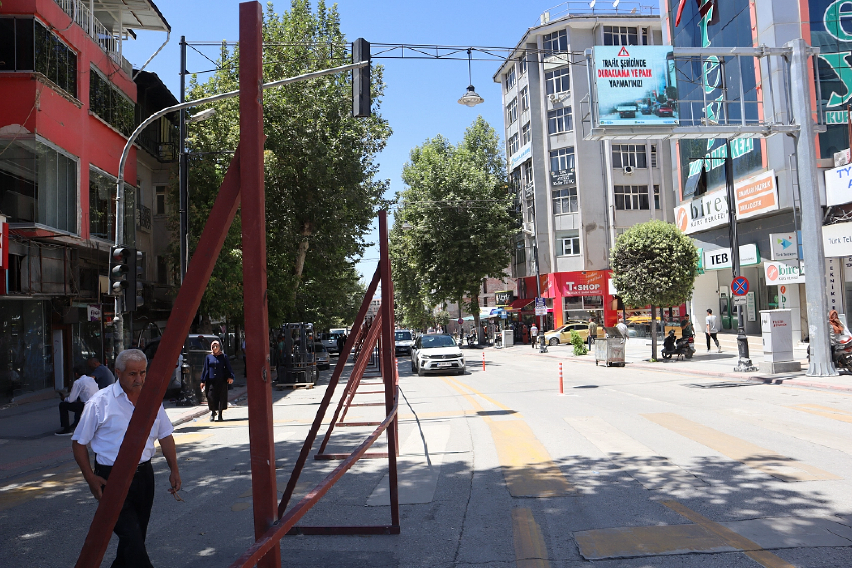 Malatya Kışla Caddesi'nde Yaşananlar: Yıkım Başladı, Esnaf Direniyor!