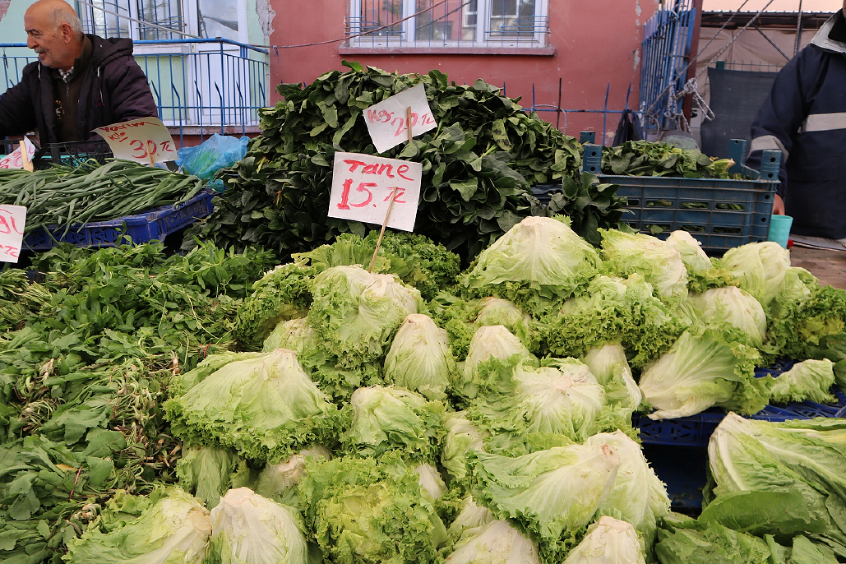 Pazarda şok fiyatlar! Domates 25 liraya kadar düştü…
