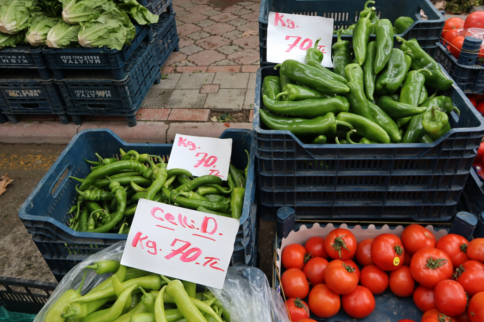Soğuklar Sebze Fiyatlarını Vurdu: Pazarlar Ateş Pahası! İşte Güncel Meyve Sebze Fiyatları...