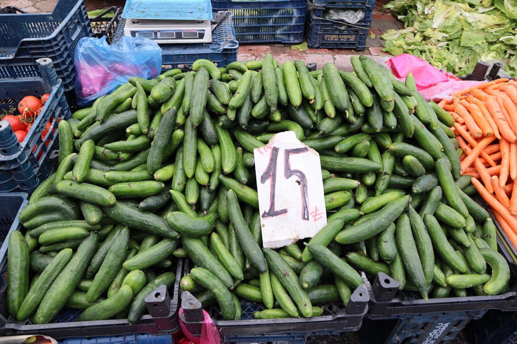 Pazarda şok fiyatlar! Domates 25 liraya kadar düştü…