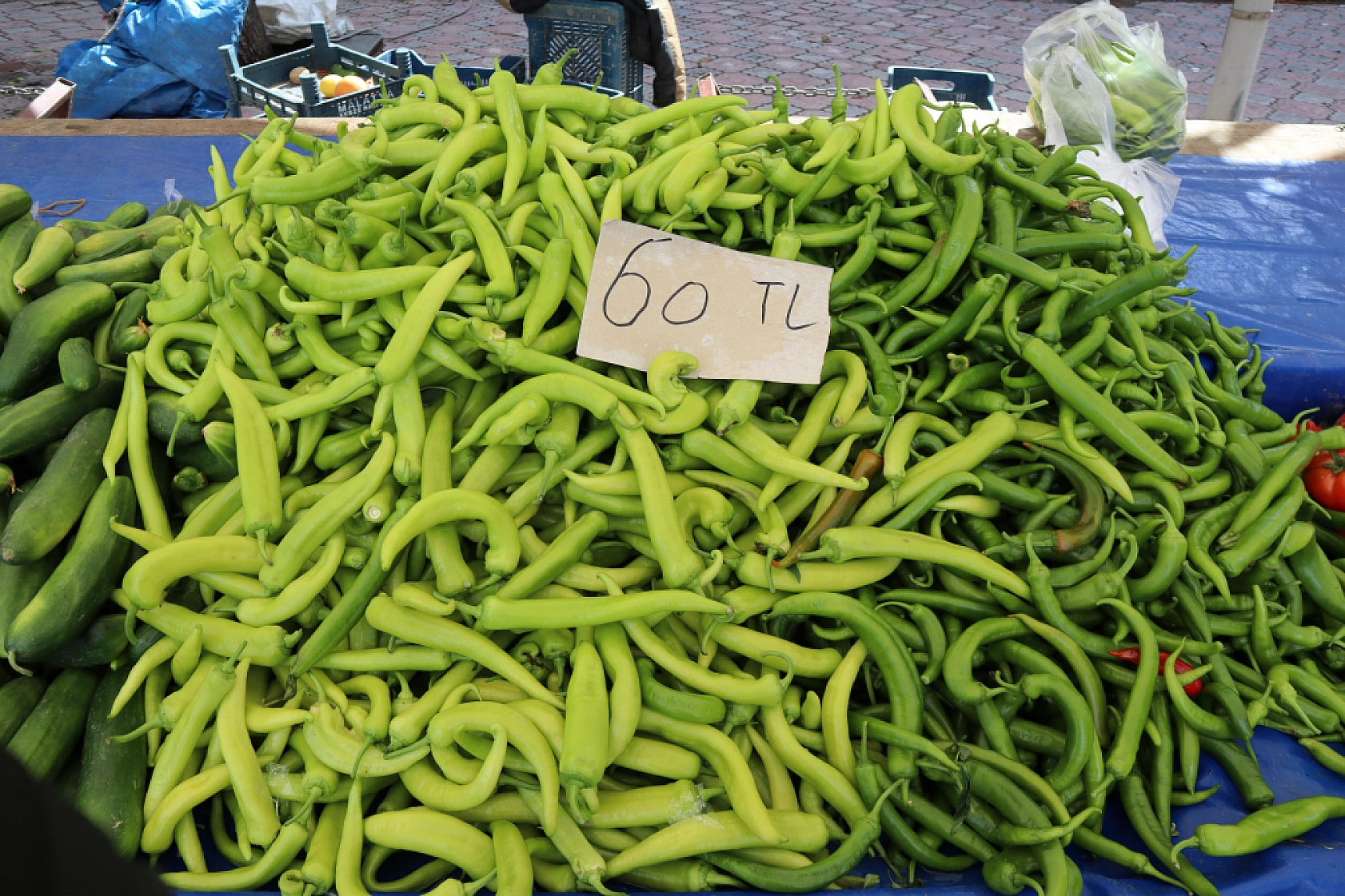 Pazarda şok fiyatlar! Domates 25 liraya kadar düştü…