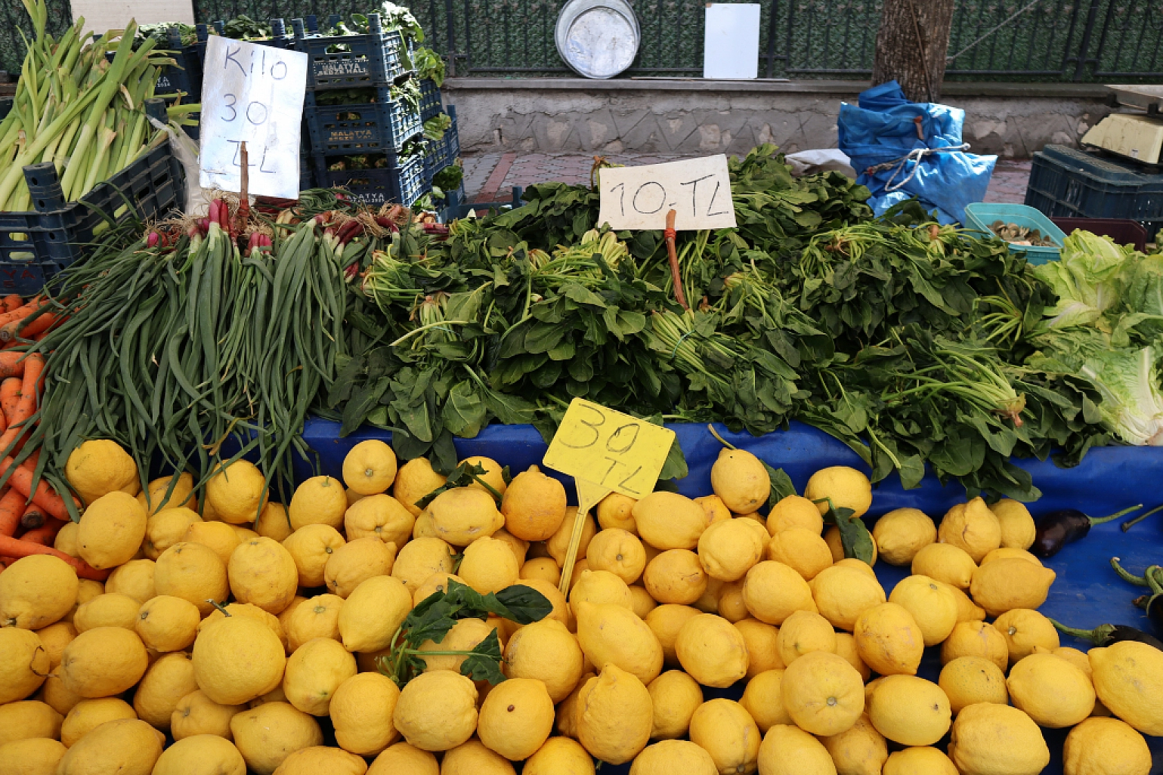 Pazarda şok fiyatlar! Domates 25 liraya kadar düştü…
