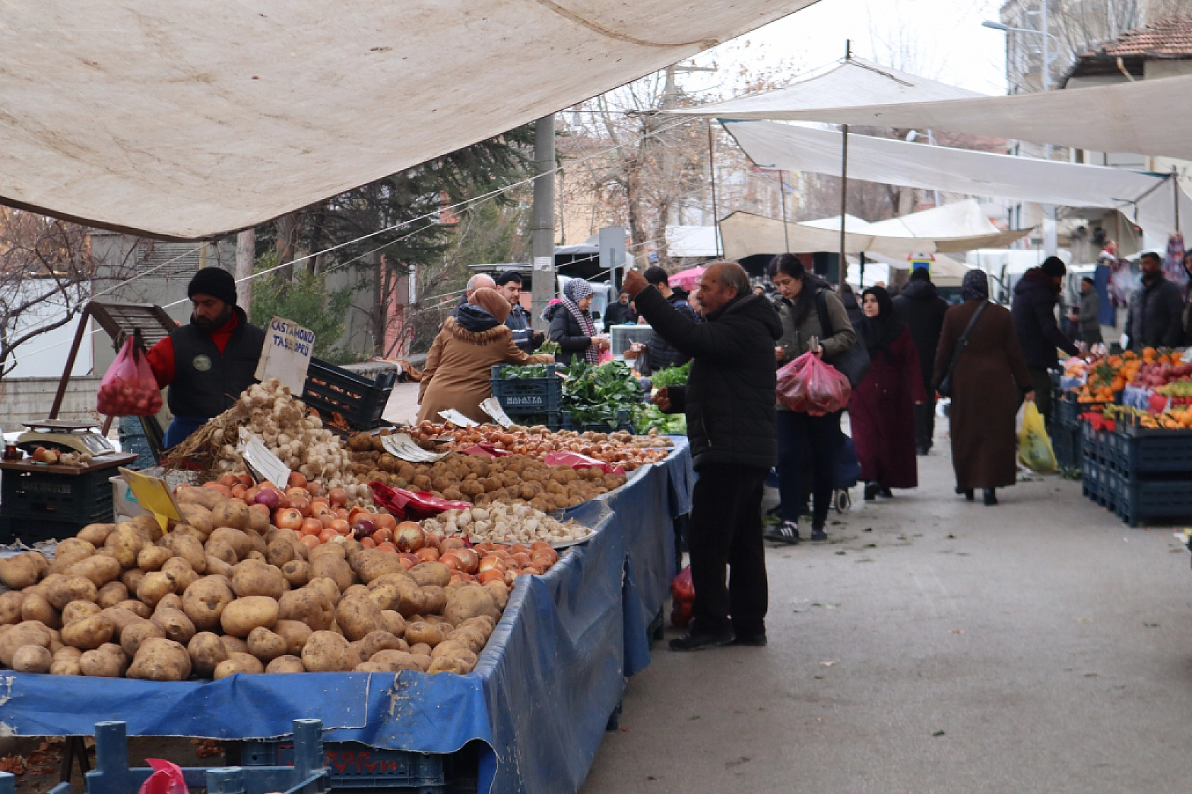 Soğuklar Sebze Fiyatlarını Vurdu: Pazarlar Ateş Pahası! İşte Güncel Meyve Sebze Fiyatları...