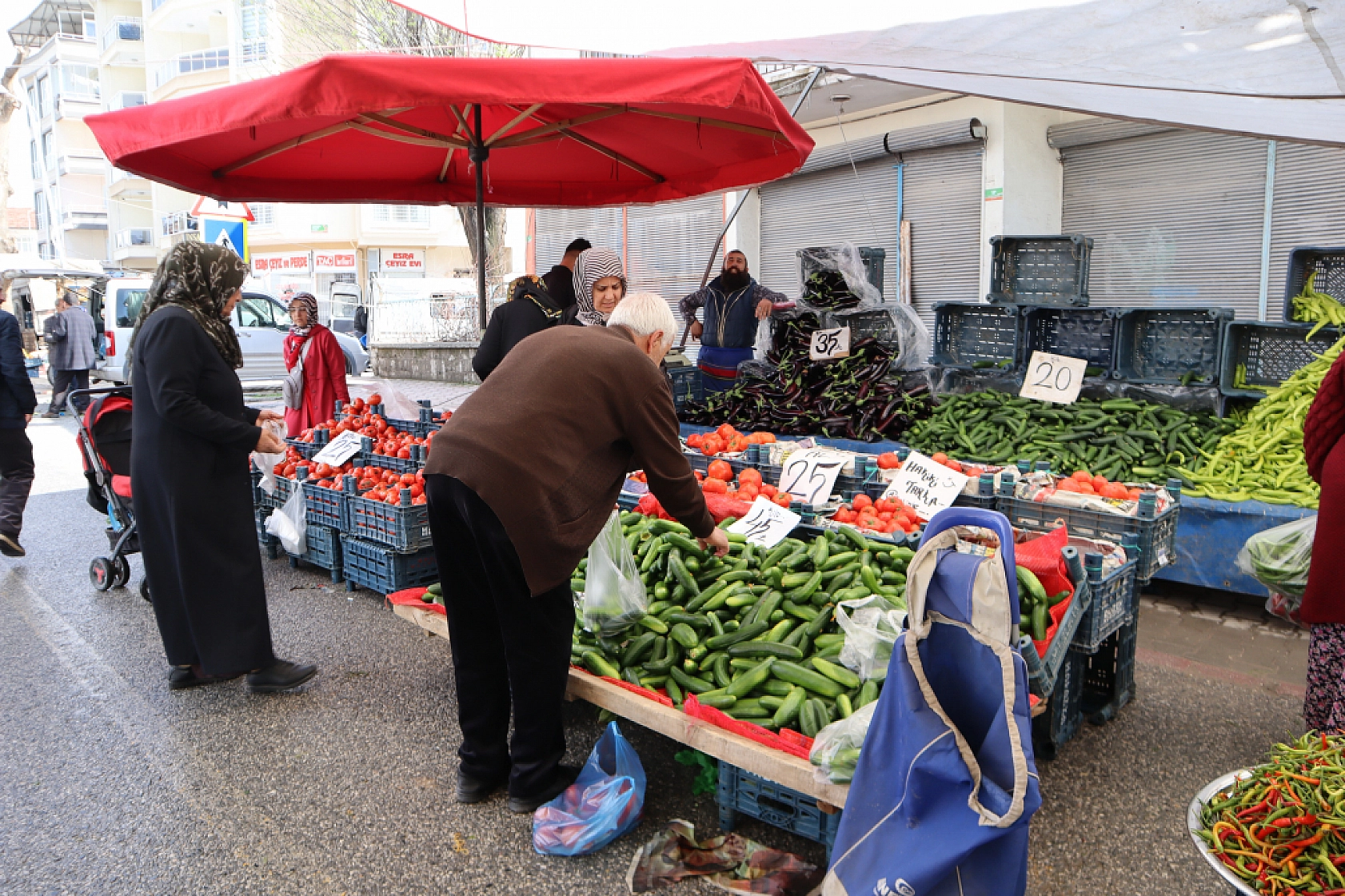 Pazarda şok fiyatlar! Domates 25 liraya kadar düştü…