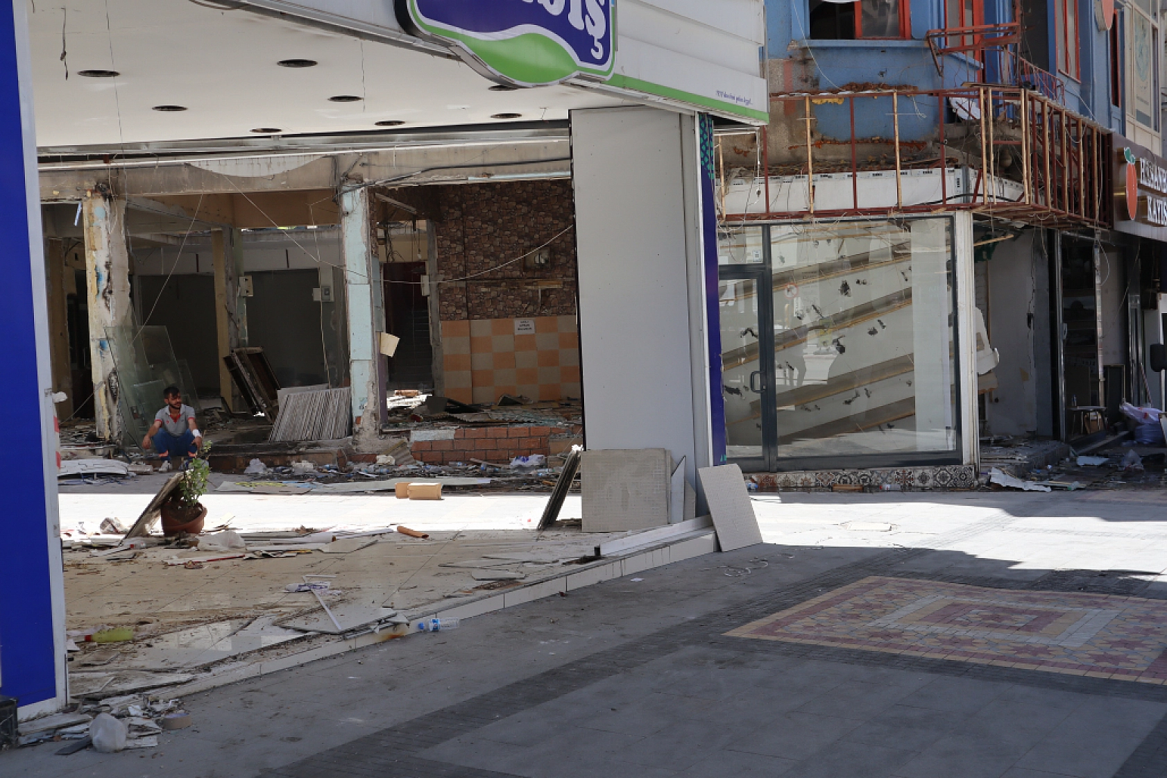 Malatya Kışla Caddesi'nde Yaşananlar: Yıkım Başladı, Esnaf Direniyor!
