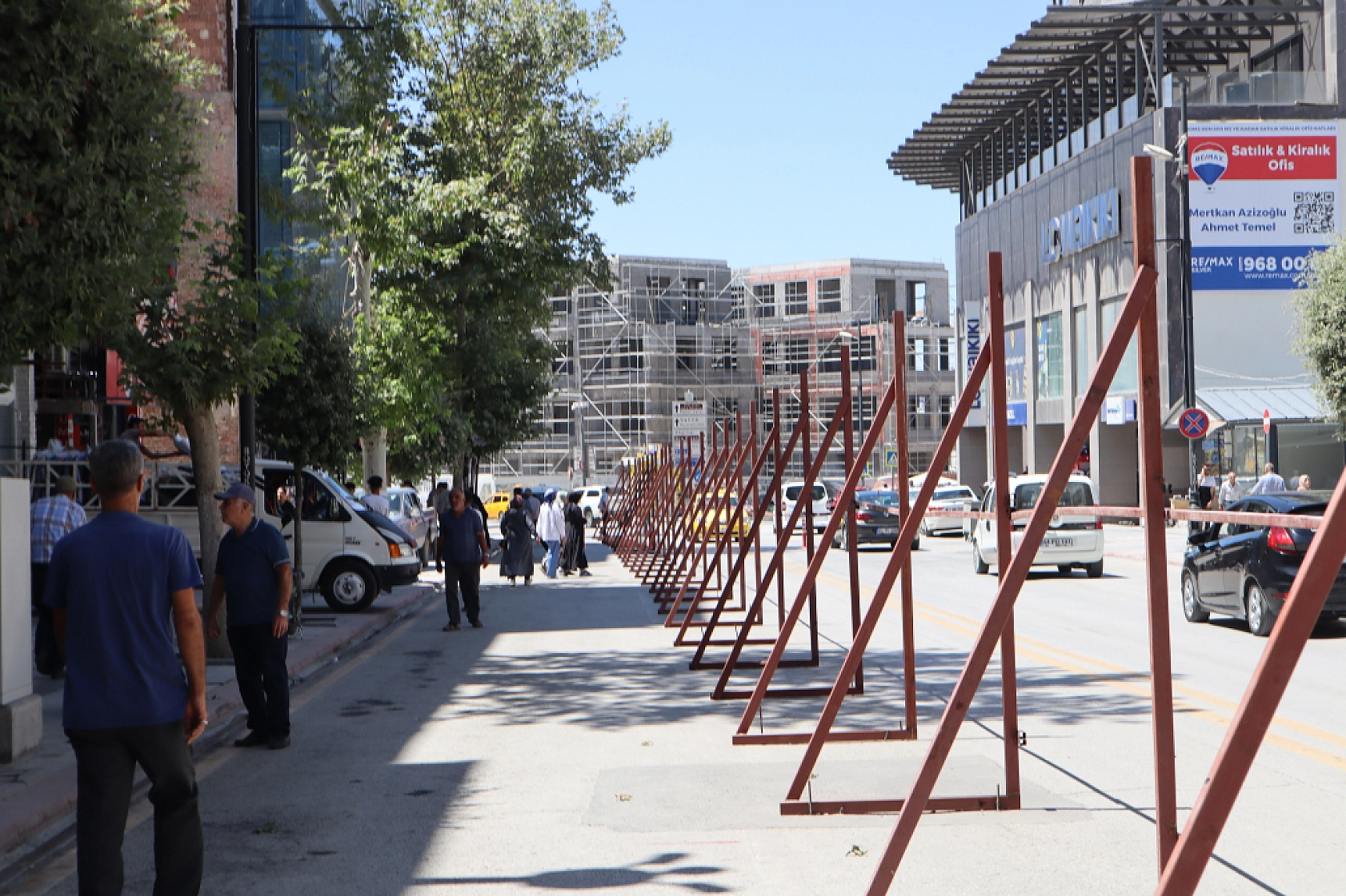Malatya Kışla Caddesi'nde Yaşananlar: Yıkım Başladı, Esnaf Direniyor!