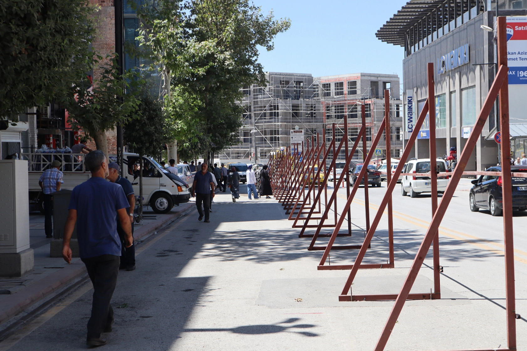 Malatya Kışla Caddesi'nde Yaşananlar: Yıkım Başladı, Esnaf Direniyor!