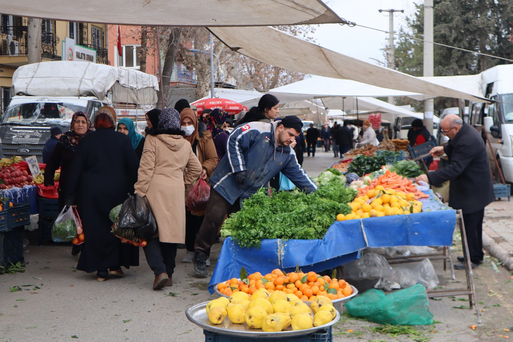 Soğuklar Sebze Fiyatlarını Vurdu: Pazarlar Ateş Pahası! İşte Güncel Meyve Sebze Fiyatları...