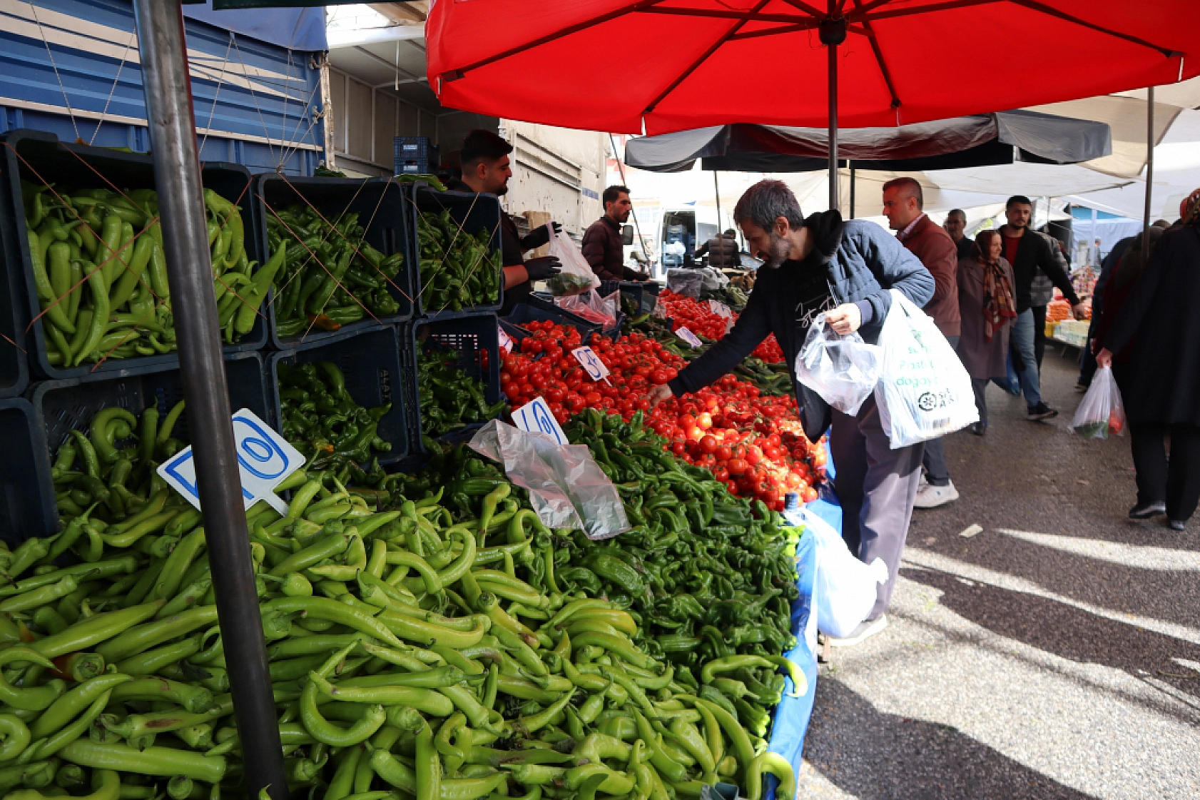 Pazarda şok fiyatlar! Domates 25 liraya kadar düştü…