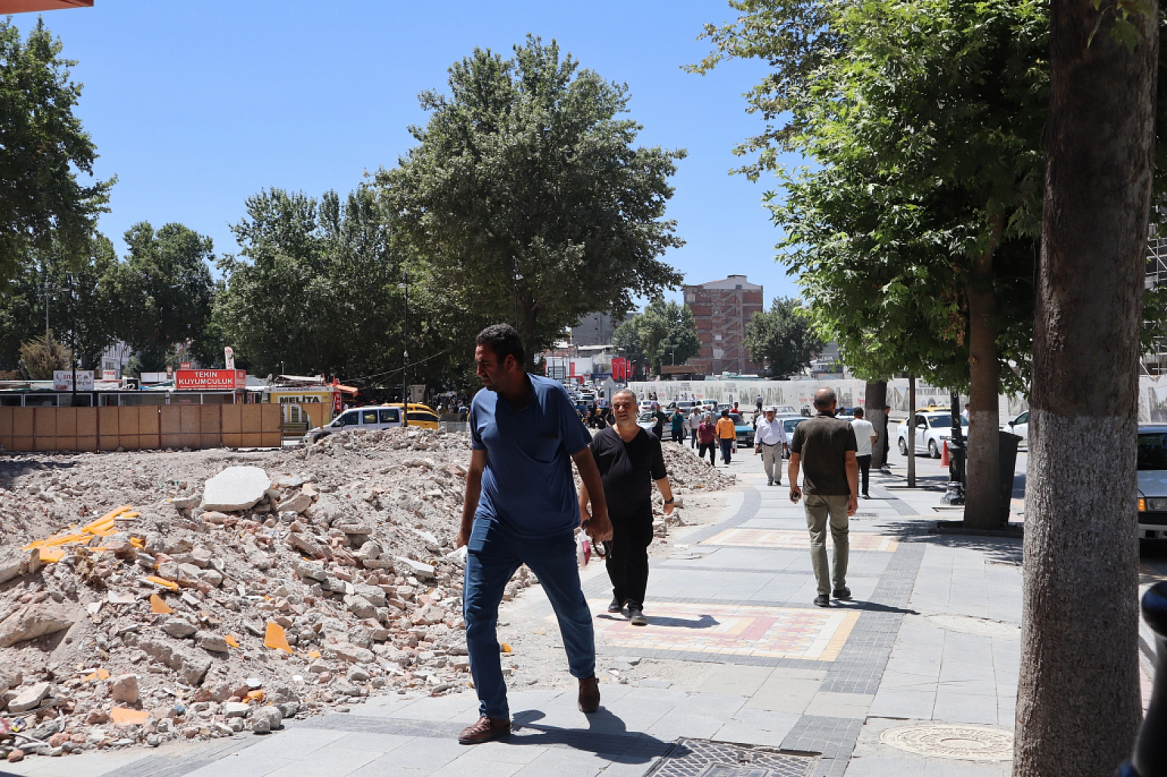 Malatya Kışla Caddesi'nde Yaşananlar: Yıkım Başladı, Esnaf Direniyor!