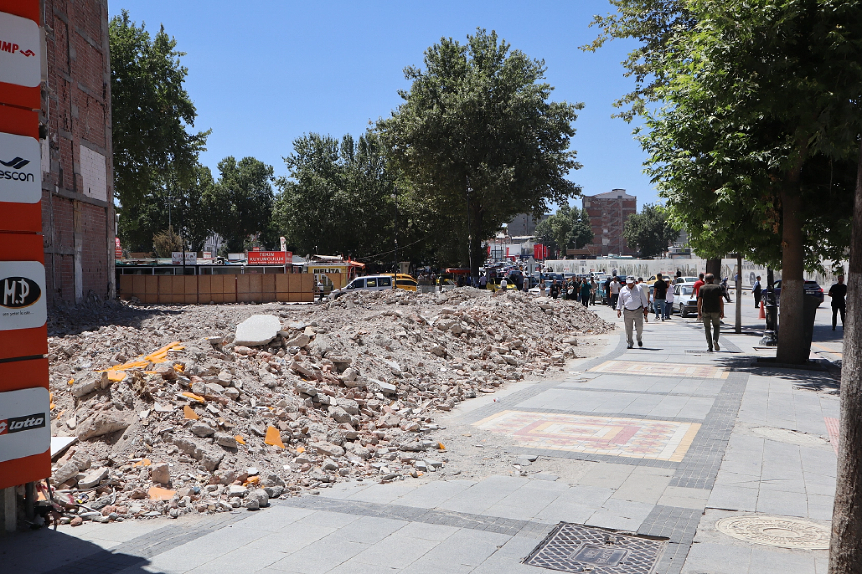 Malatya Kışla Caddesi'nde Yaşananlar: Yıkım Başladı, Esnaf Direniyor!