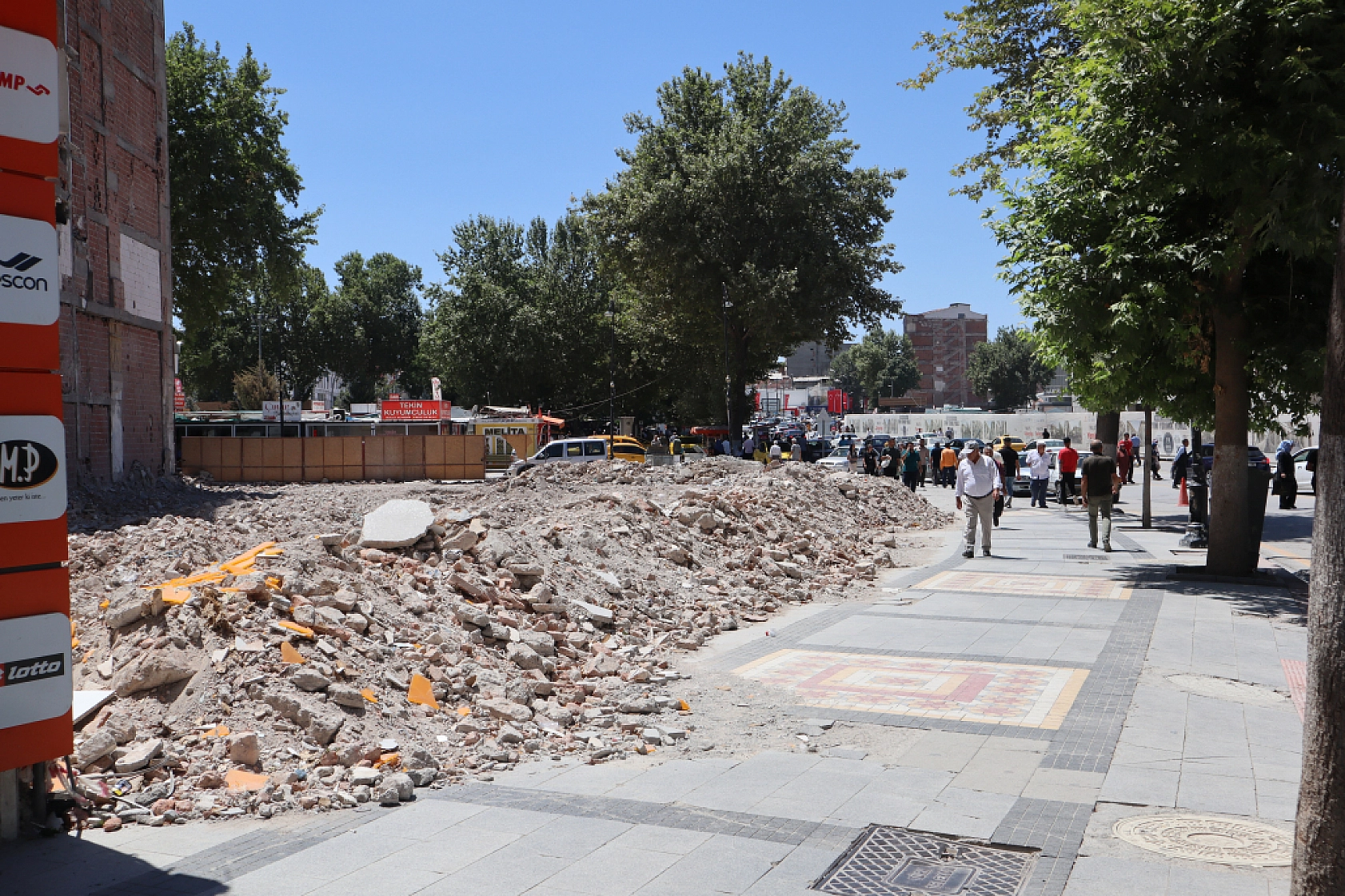 Malatya Kışla Caddesi'nde Yaşananlar: Yıkım Başladı, Esnaf Direniyor!