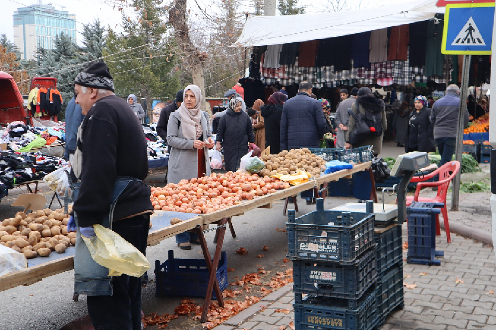 Soğuklar Sebze Fiyatlarını Vurdu: Pazarlar Ateş Pahası! İşte Güncel Meyve Sebze Fiyatları...
