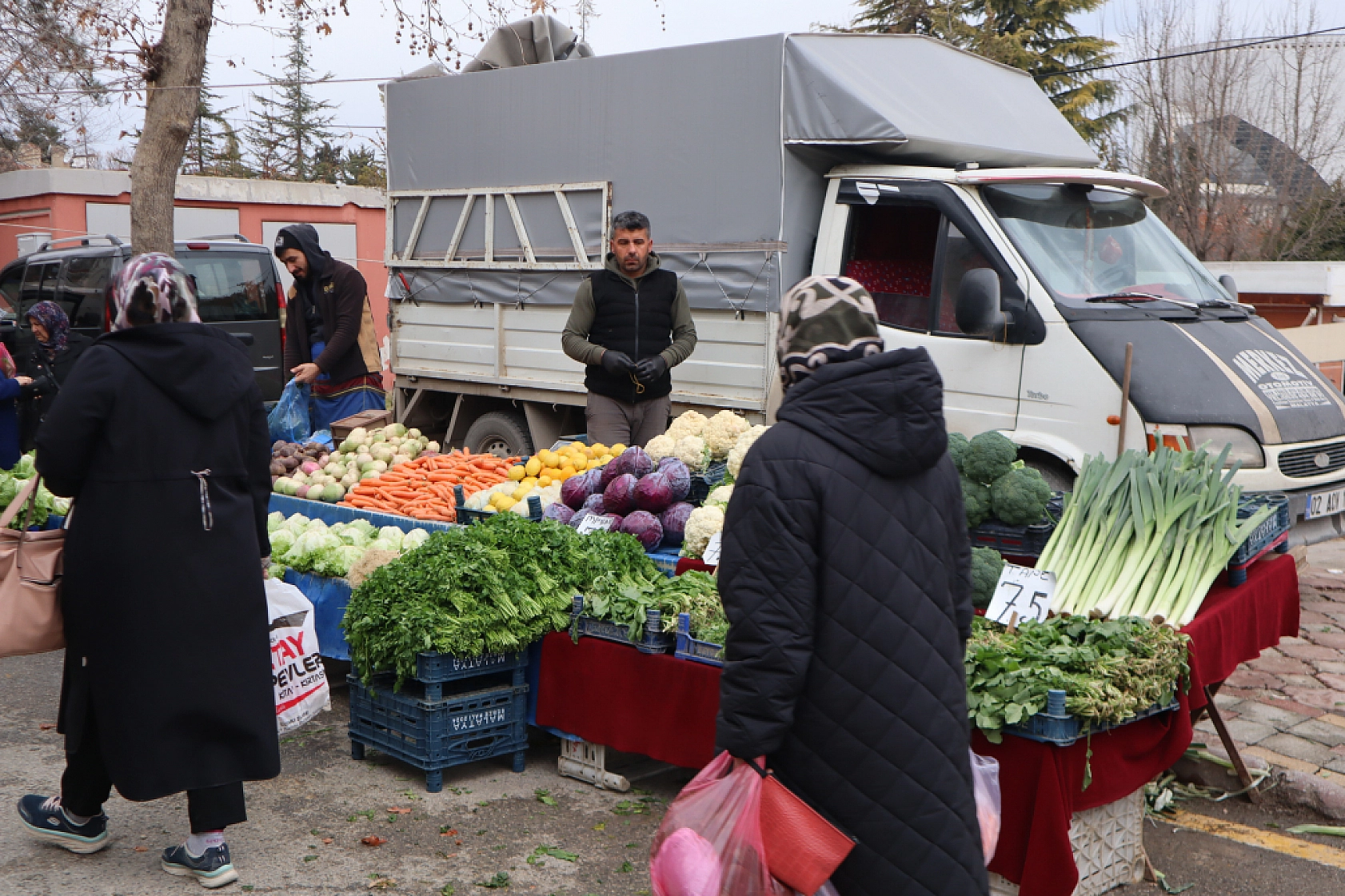 Soğuklar Sebze Fiyatlarını Vurdu: Pazarlar Ateş Pahası! İşte Güncel Meyve Sebze Fiyatları...