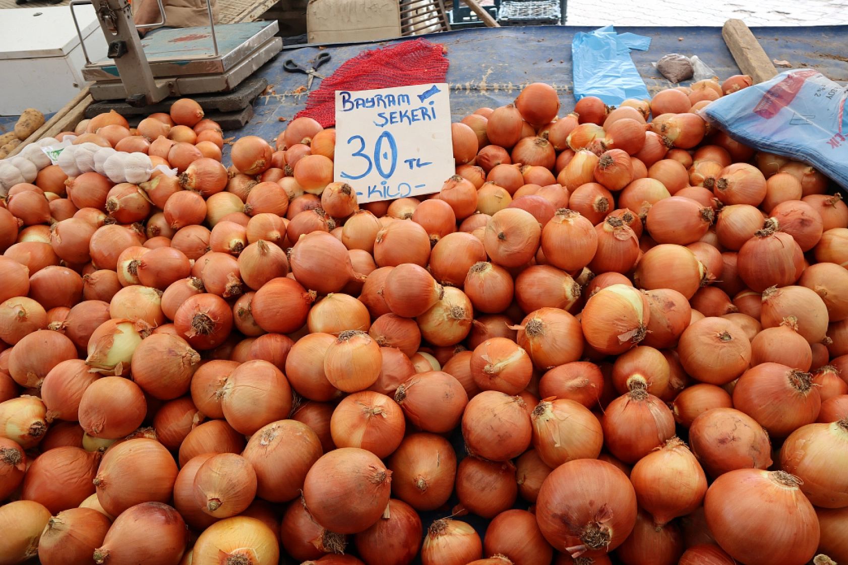 Pazarda şok fiyatlar! Domates 25 liraya kadar düştü…