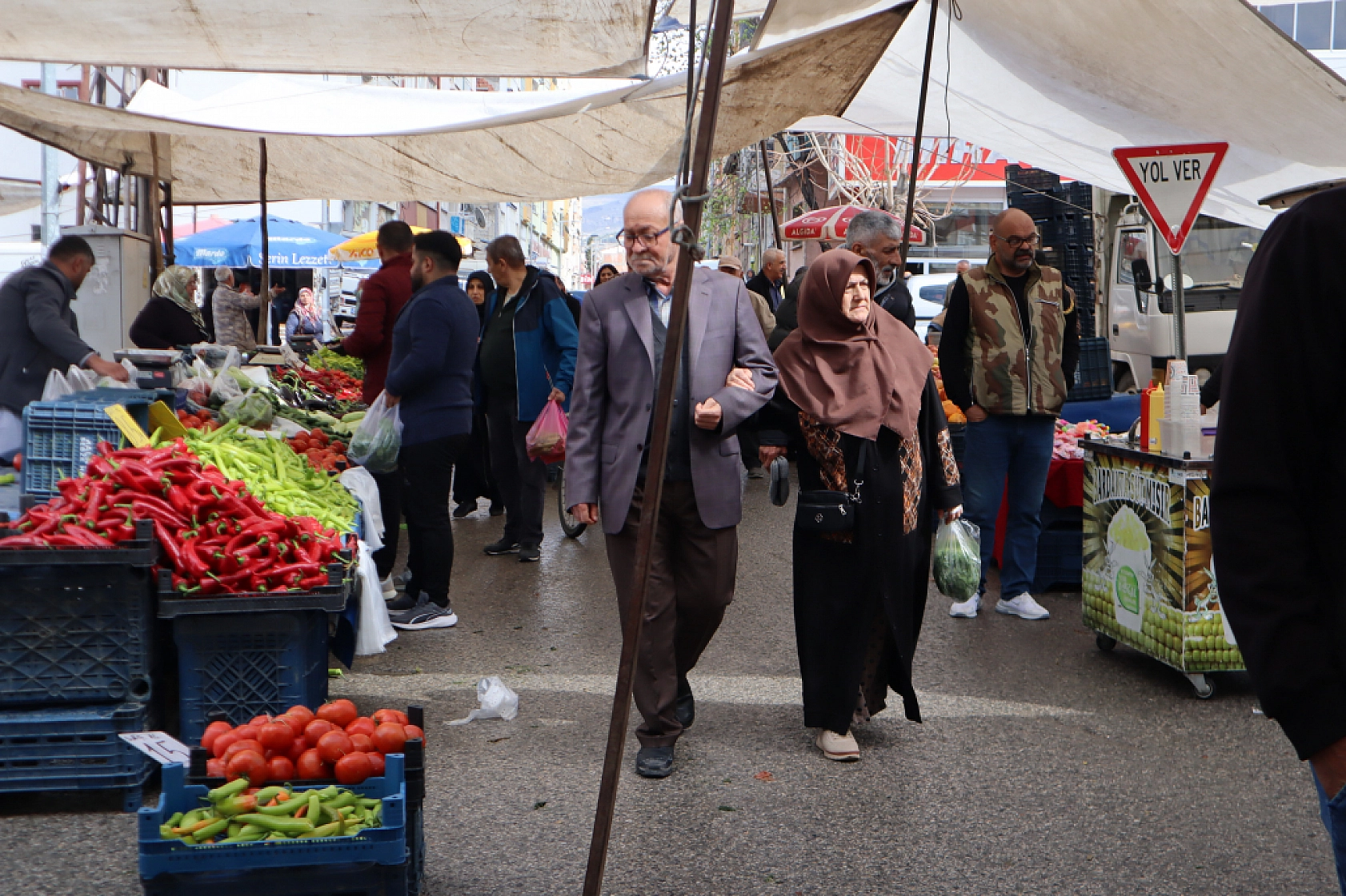 Pazarda şok fiyatlar! Domates 25 liraya kadar düştü…