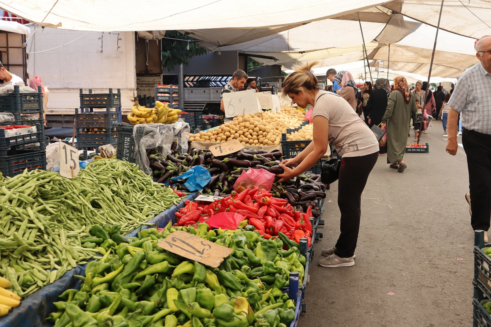 Malatya'da Sebze ve Meyve Fiyatları Düştü Mü? Ne Kadar oldu? İşte Güncel Cuma Pazarı Fiyatları...