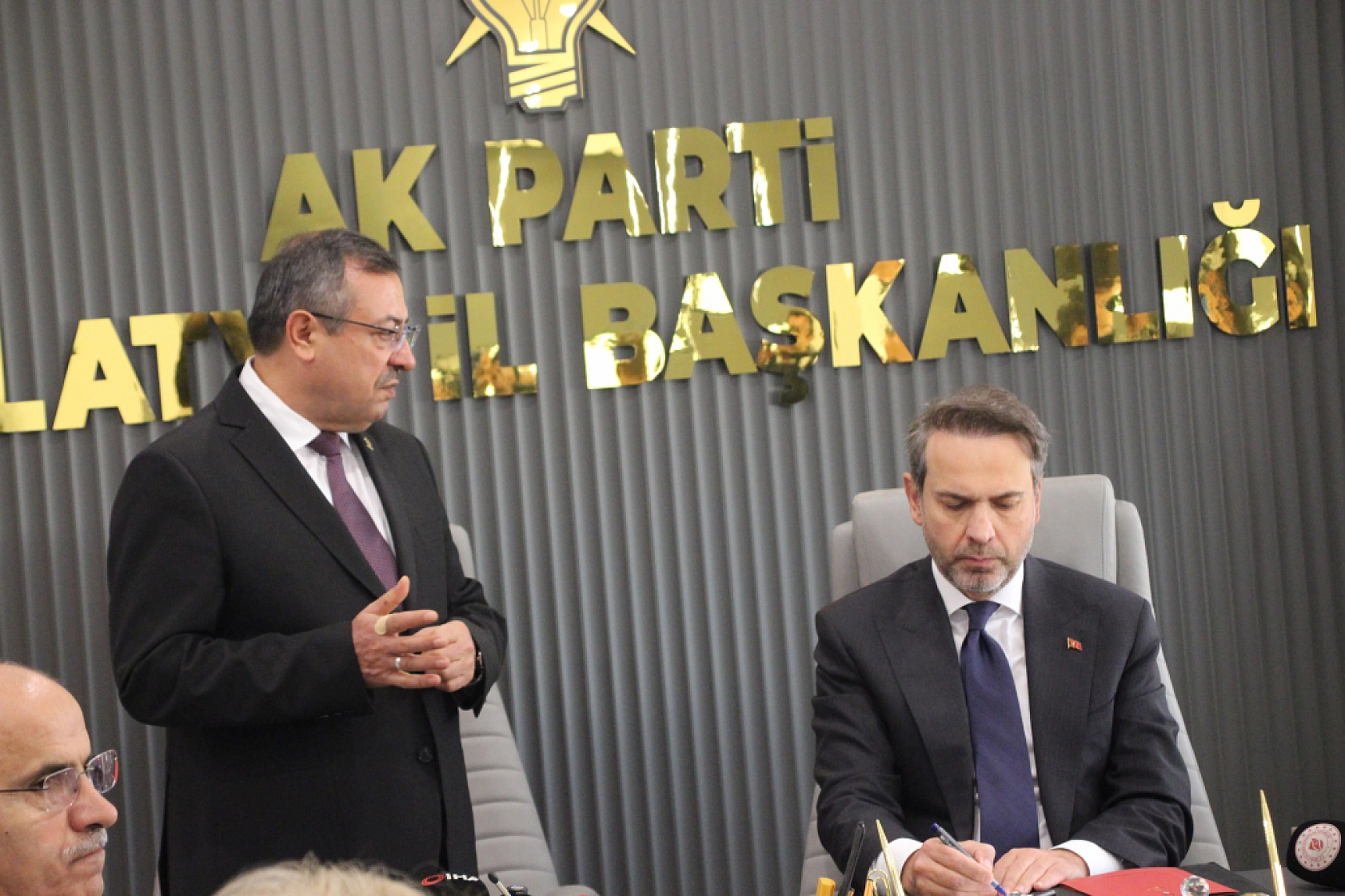 Bayraktar duyurdu: 4 il, 2 ilçe için yeni enerji haritası geliyor!