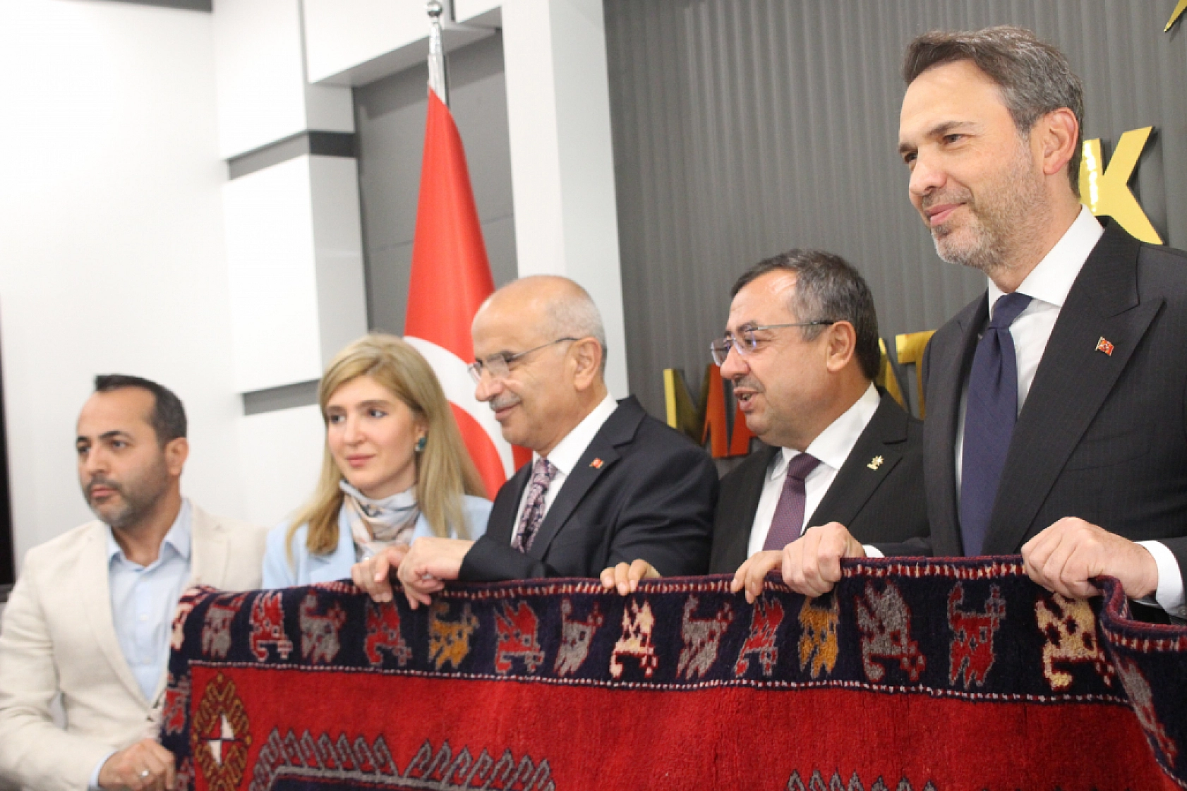 Bayraktar duyurdu: 4 il, 2 ilçe için yeni enerji haritası geliyor!