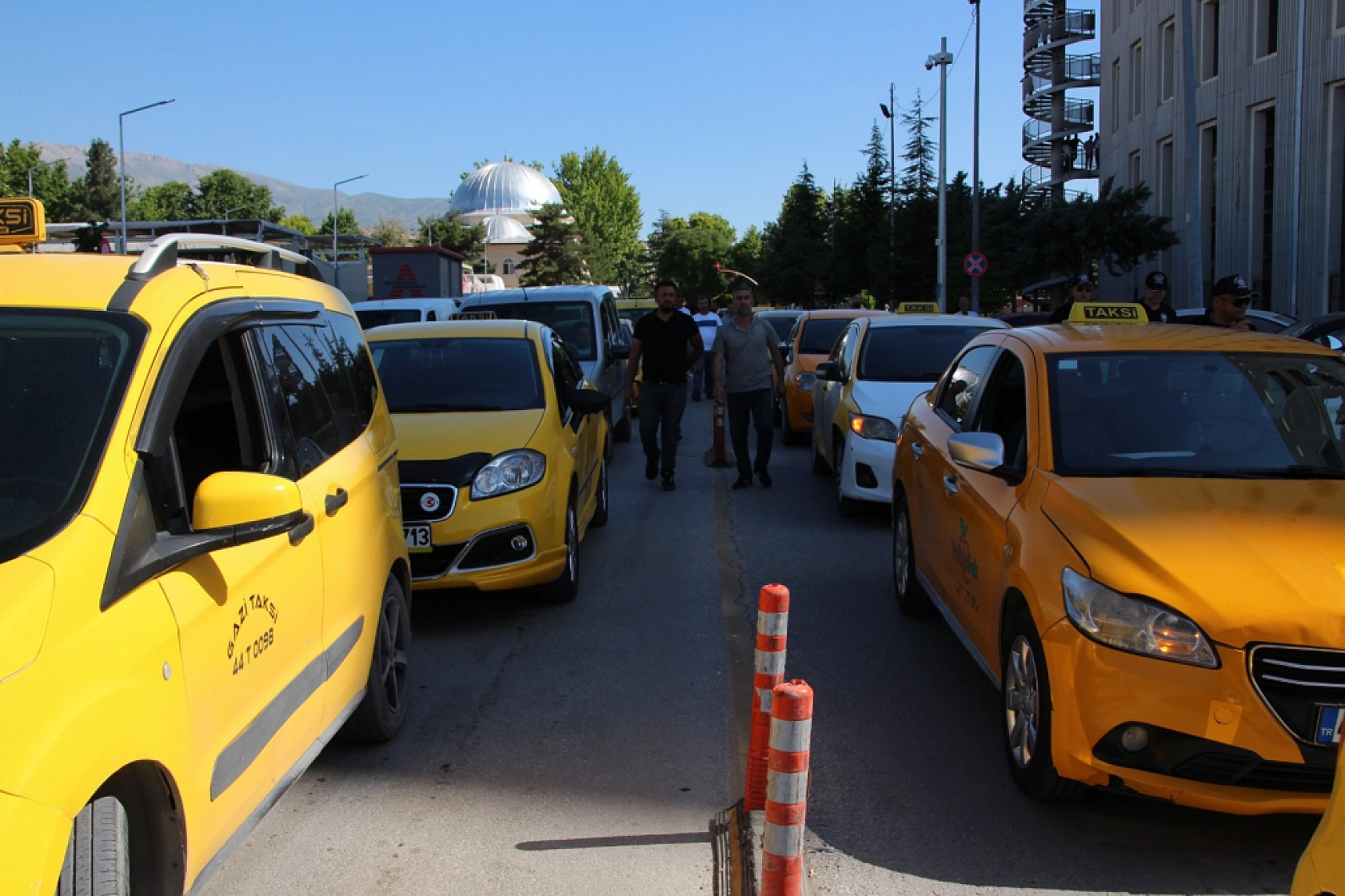 Taksicilerden Büyükşehir ve Esnaf Odasına Sert Tepki! Haksızlığa Uğradık..