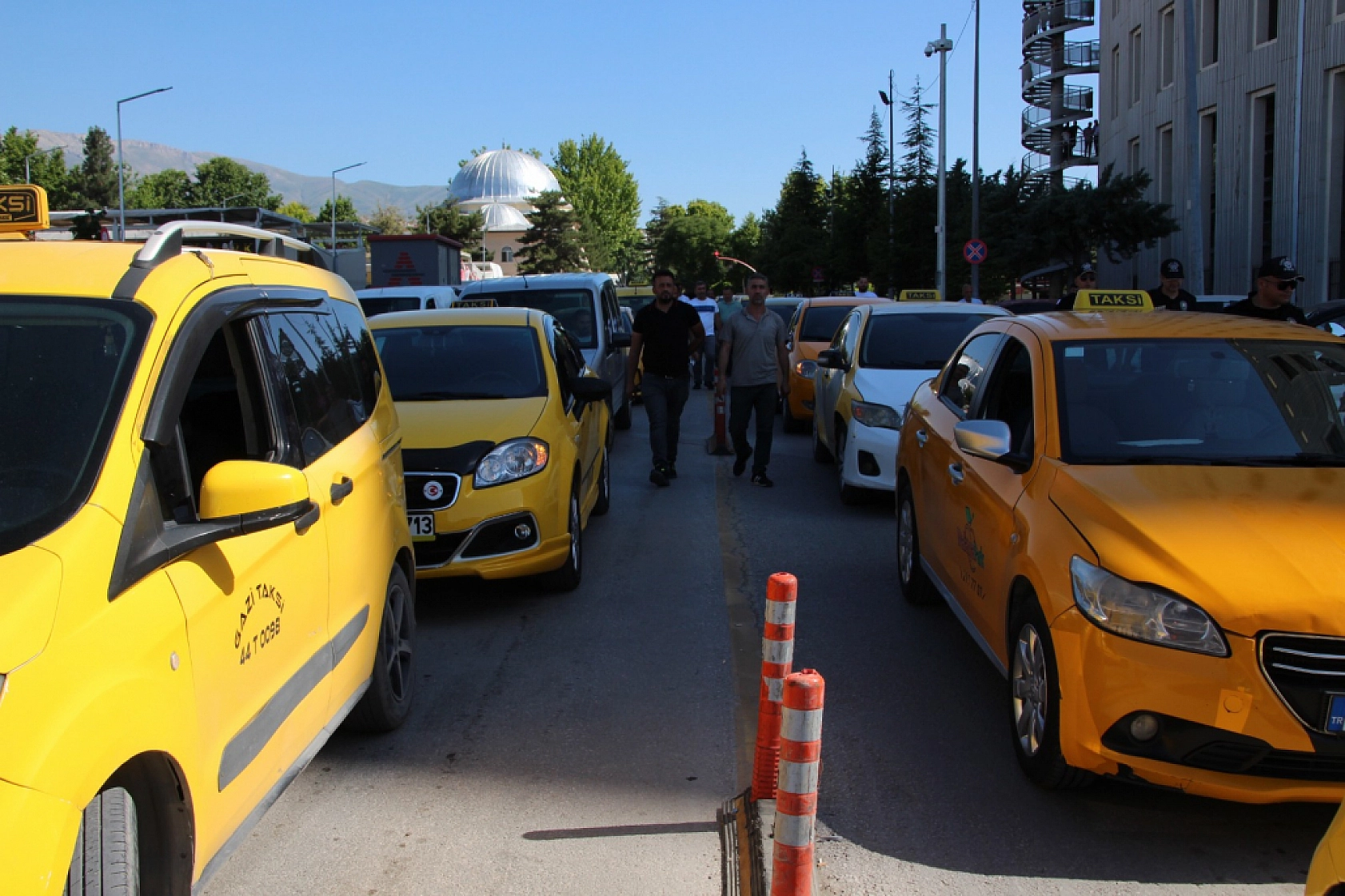 Taksicilerden Büyükşehir ve Esnaf Odasına Sert Tepki! Haksızlığa Uğradık..