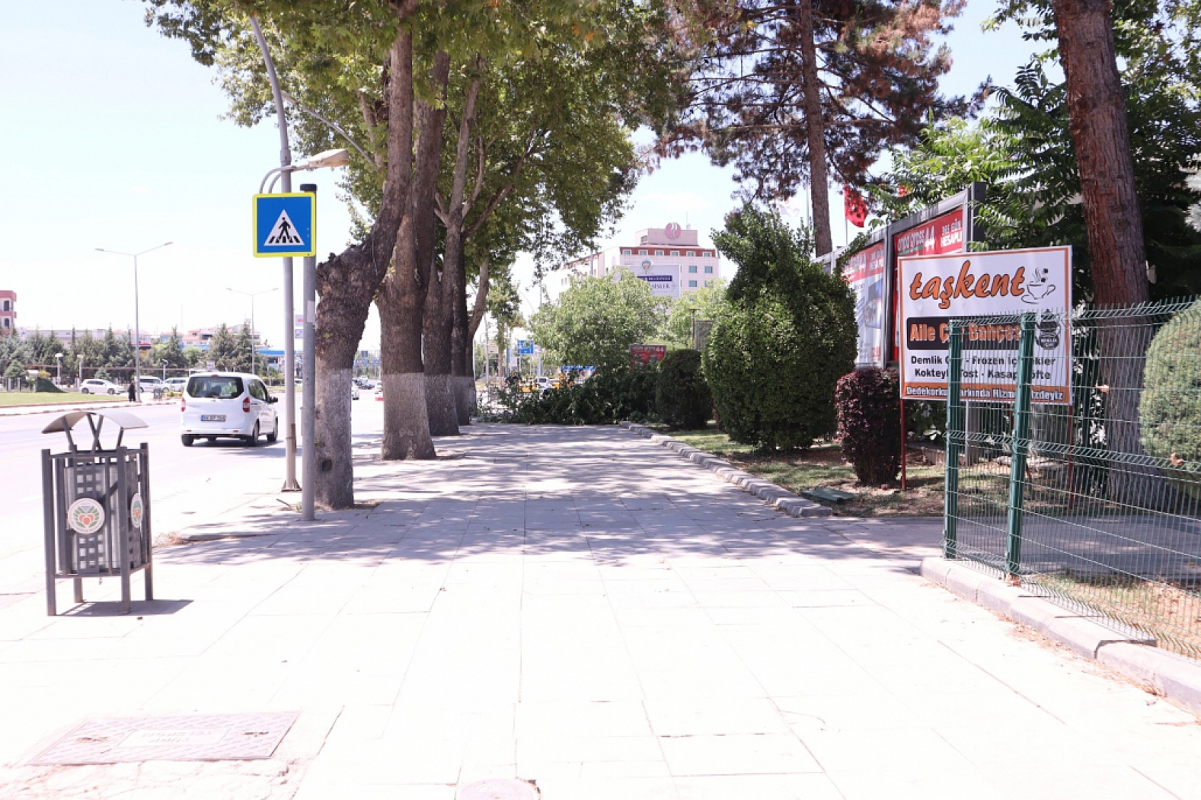 Malatya'da Çürüyen Ağaç Trafonun Üstüne Devrildi!