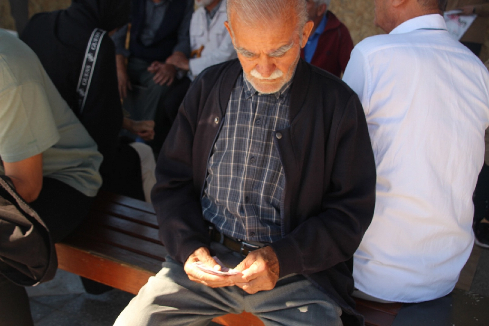 Malatya'da Emekliler Çay-Simit Hesabı Yapıyor...