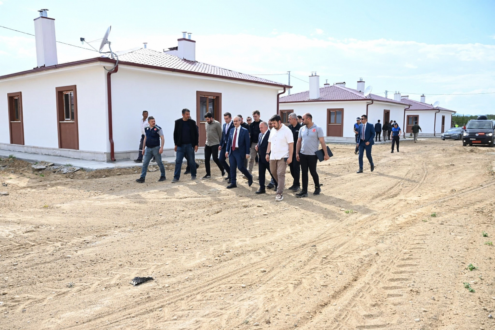 Yavuz, Yazıhan'da deprem konutlarını ve yatırımları inceledi