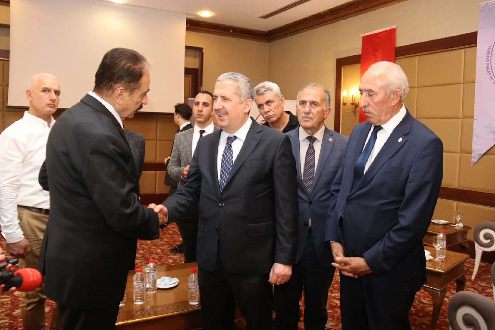 Muhtarlardan tepki: Başkan da aldığı maaşı açıklasın!