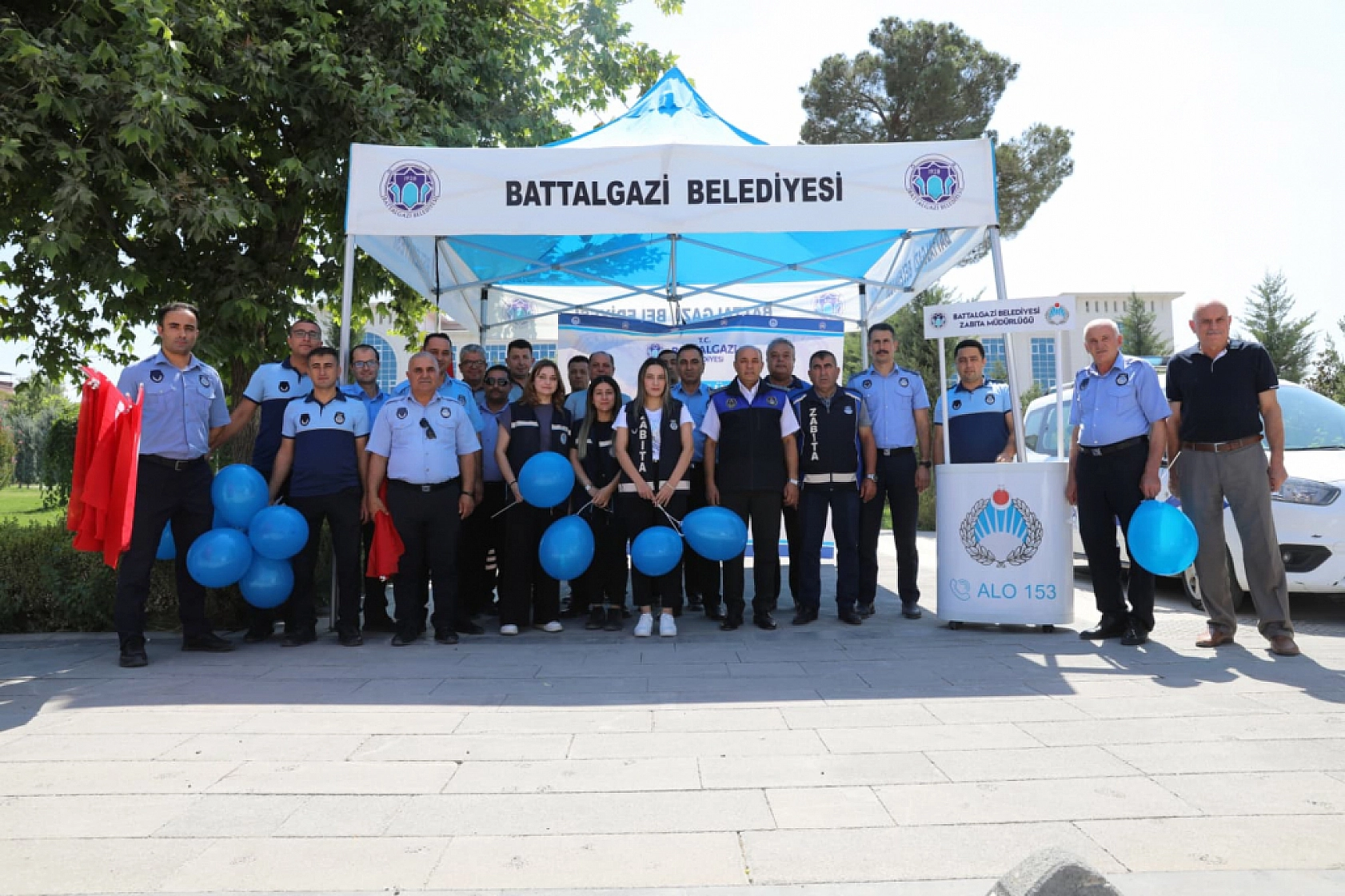 Battalgazi'de Zabıta Haftası Coşkusu: Vatandaşlara Bayrak, Balon ve Çikolata İkramı