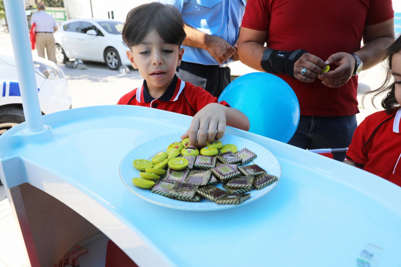 Battalgazi'de Zabıta Haftası Coşkusu: Vatandaşlara Bayrak, Balon ve Çikolata İkramı
