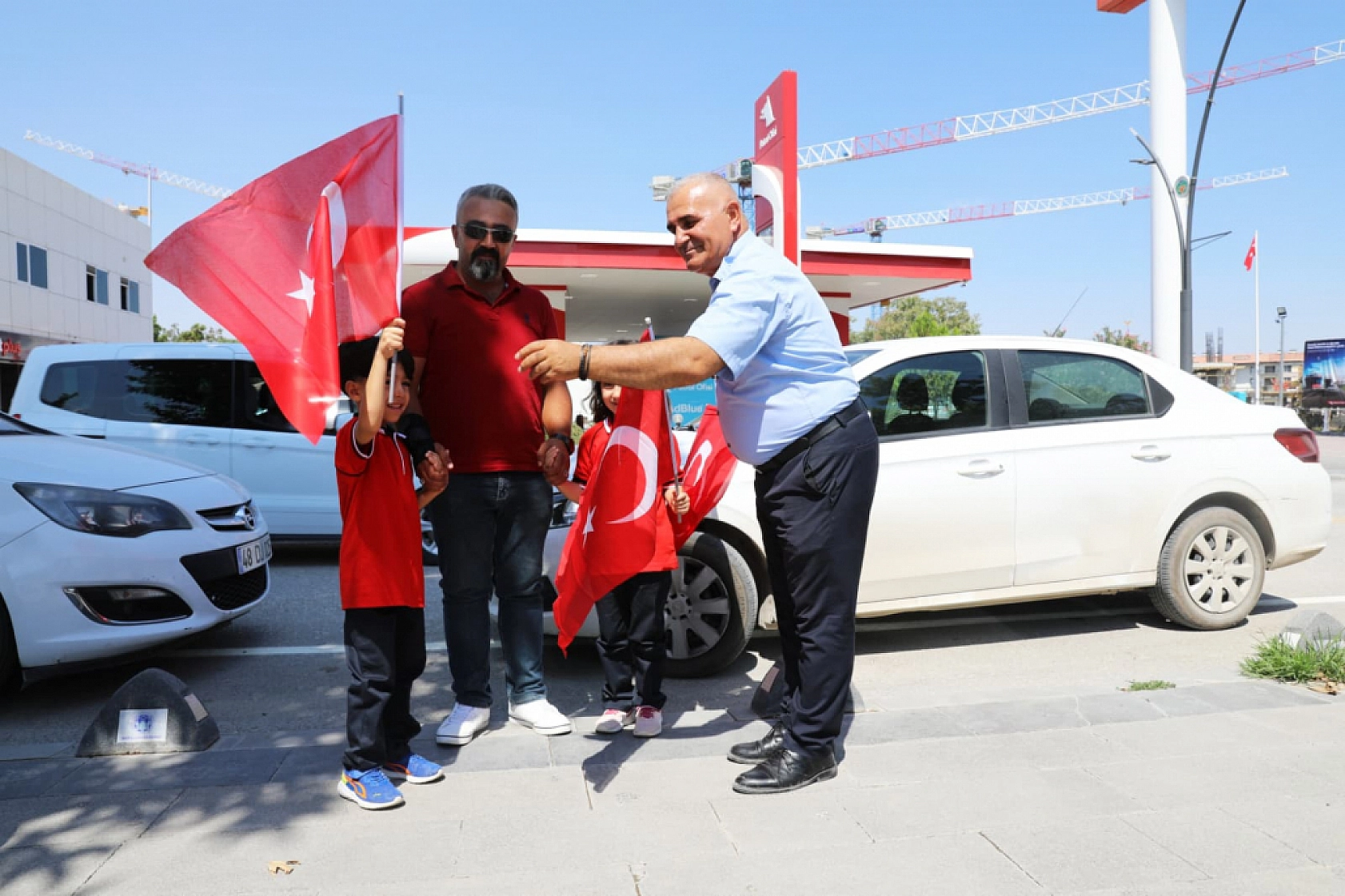 Battalgazi'de Zabıta Haftası Coşkusu: Vatandaşlara Bayrak, Balon ve Çikolata İkramı