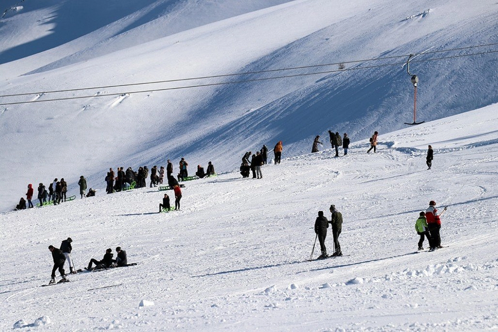 Göl manzaralı kayak merkezi