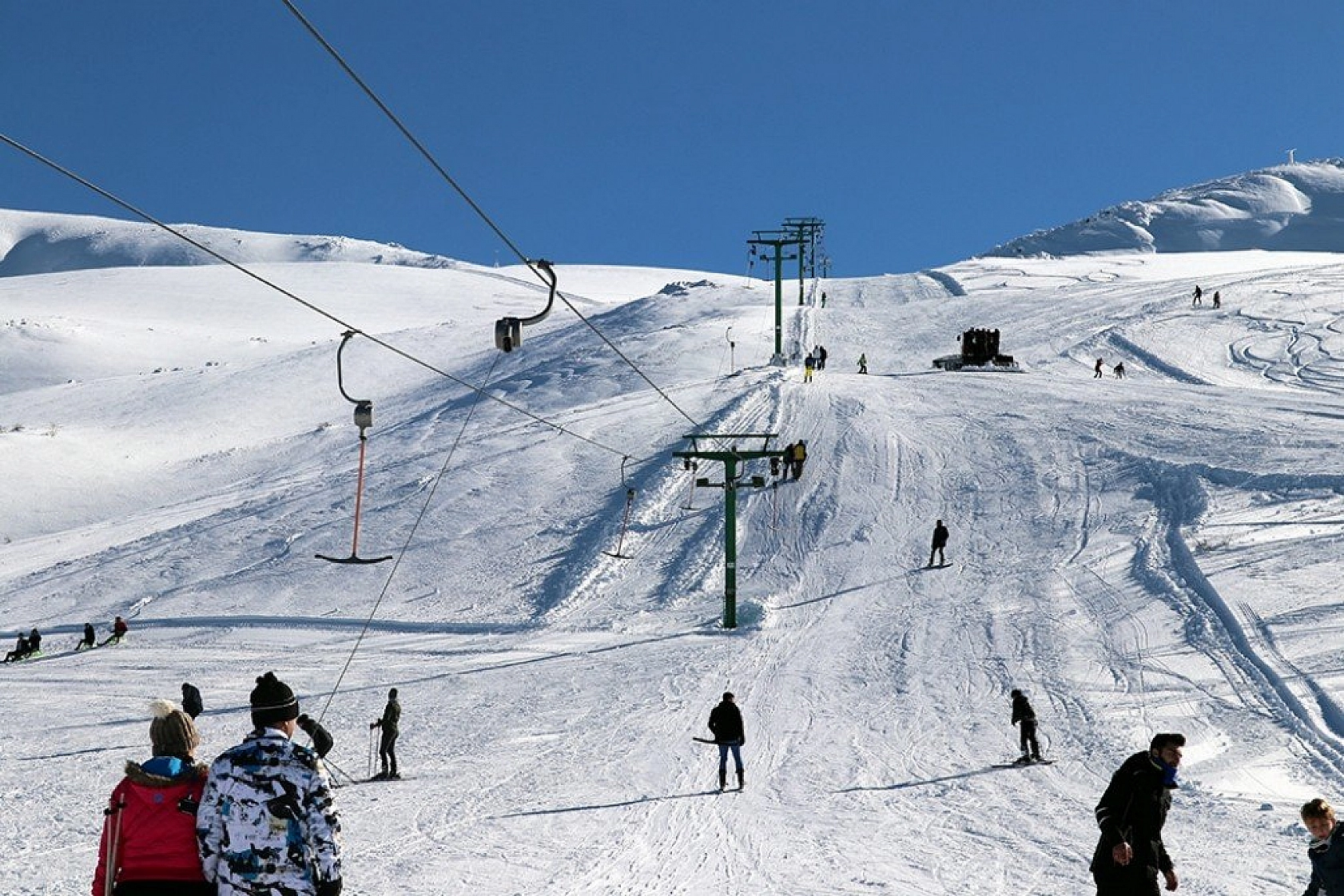 Göl manzaralı kayak merkezi